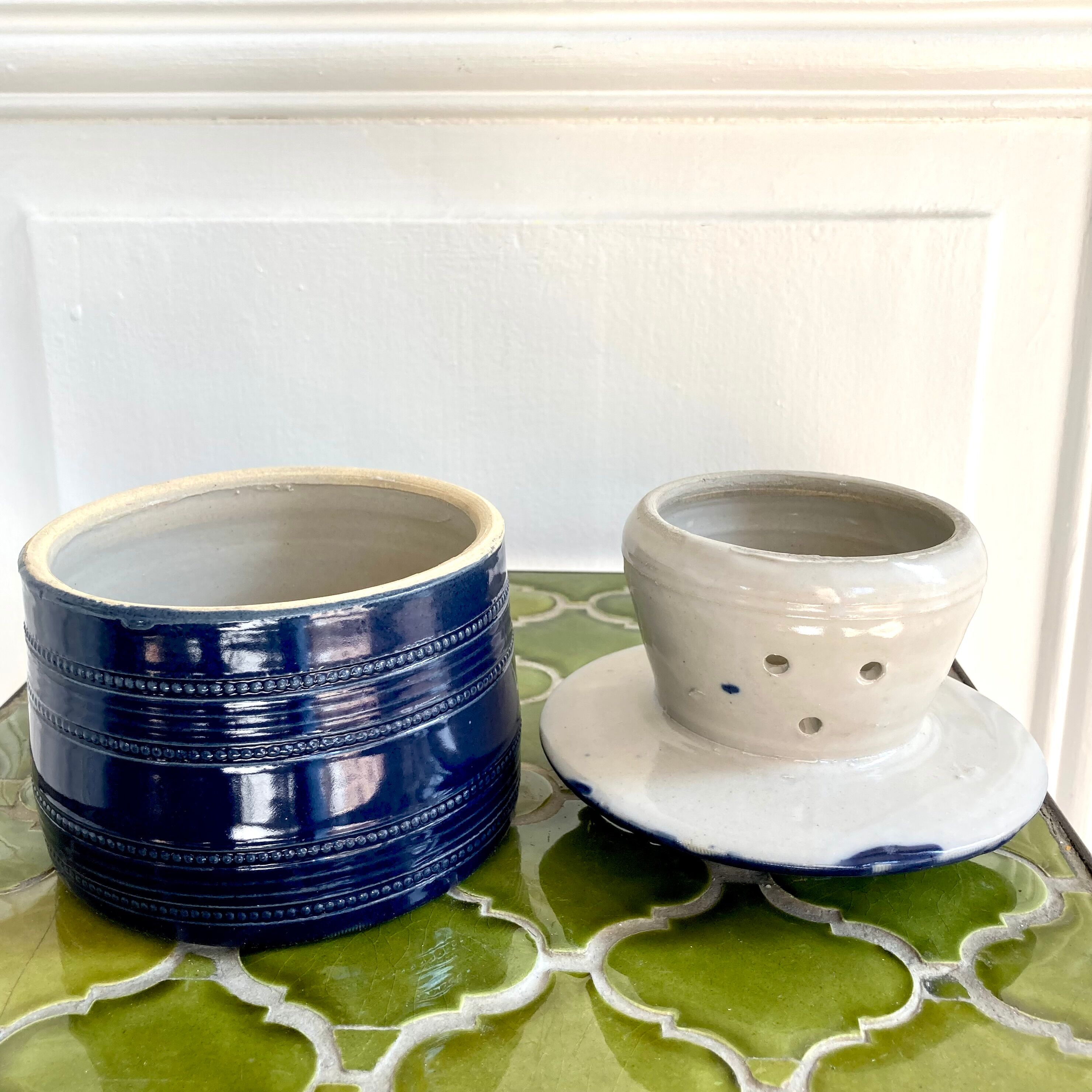 Water-bearing stoneware pot