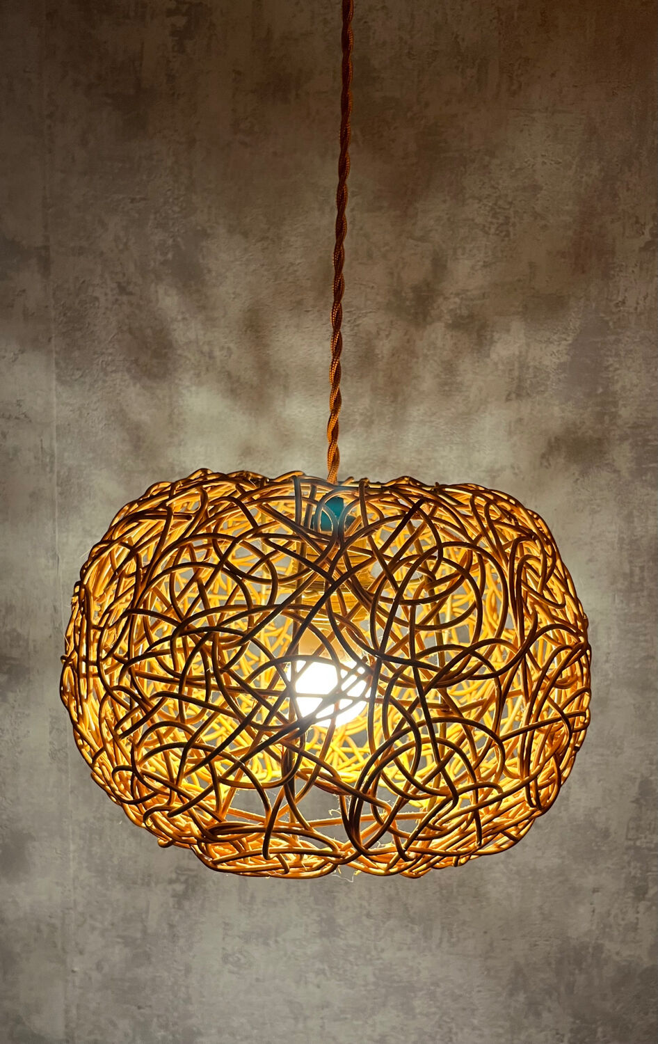 Suspension lustre d’époque en rotin tressé
