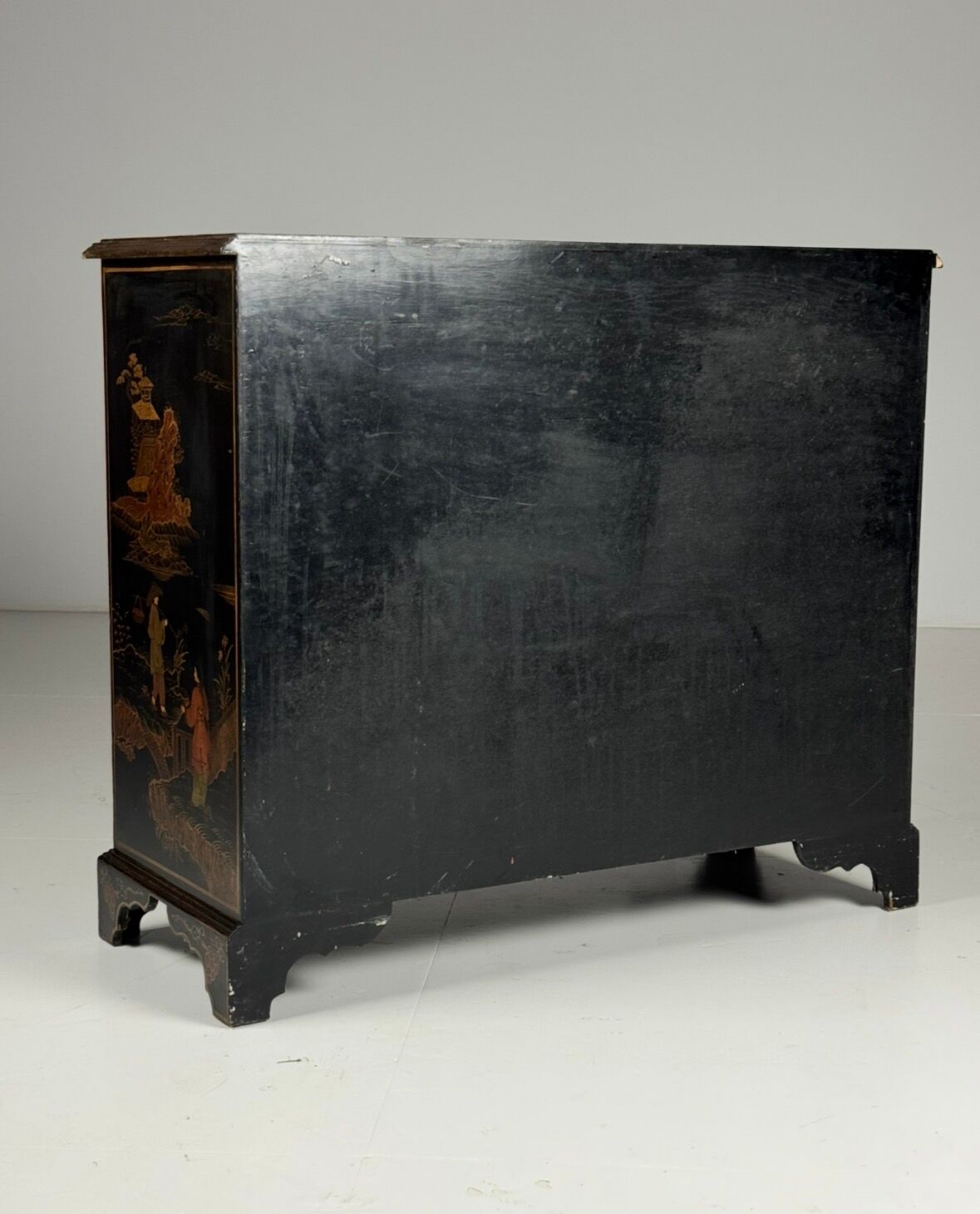 Cabinet laqué chinoiserie du 20e siècle anglais