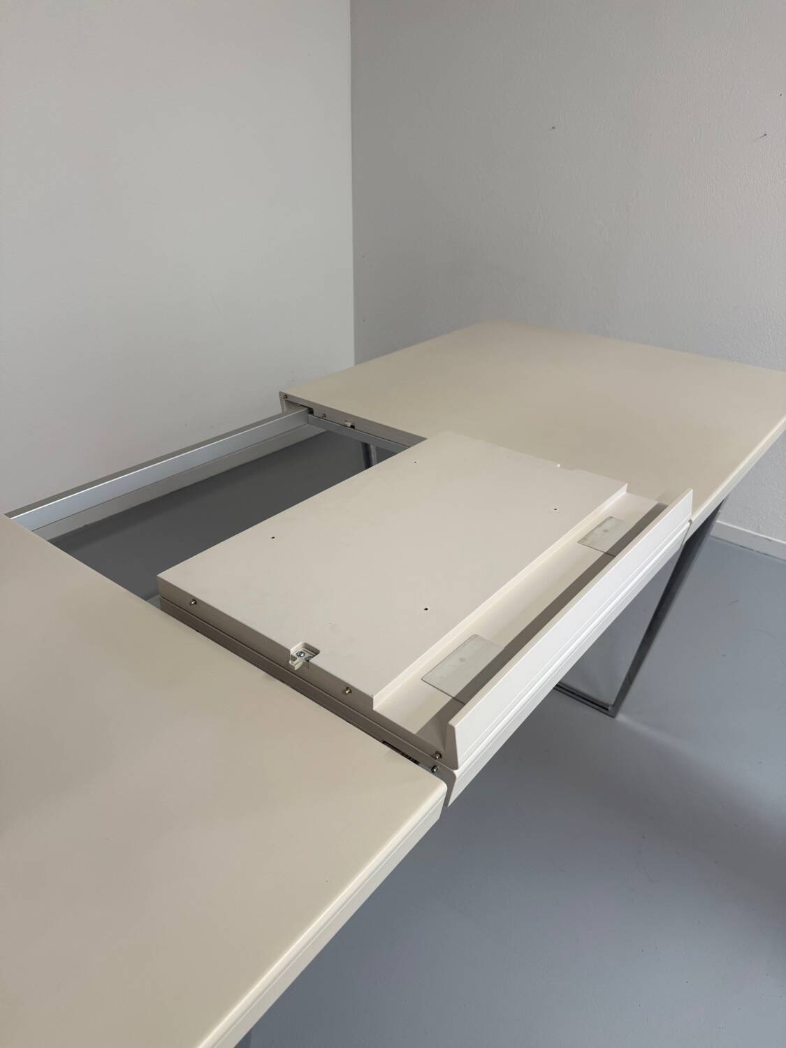 Dining/meeting table in laminated wood designed by antonio citterio vitra