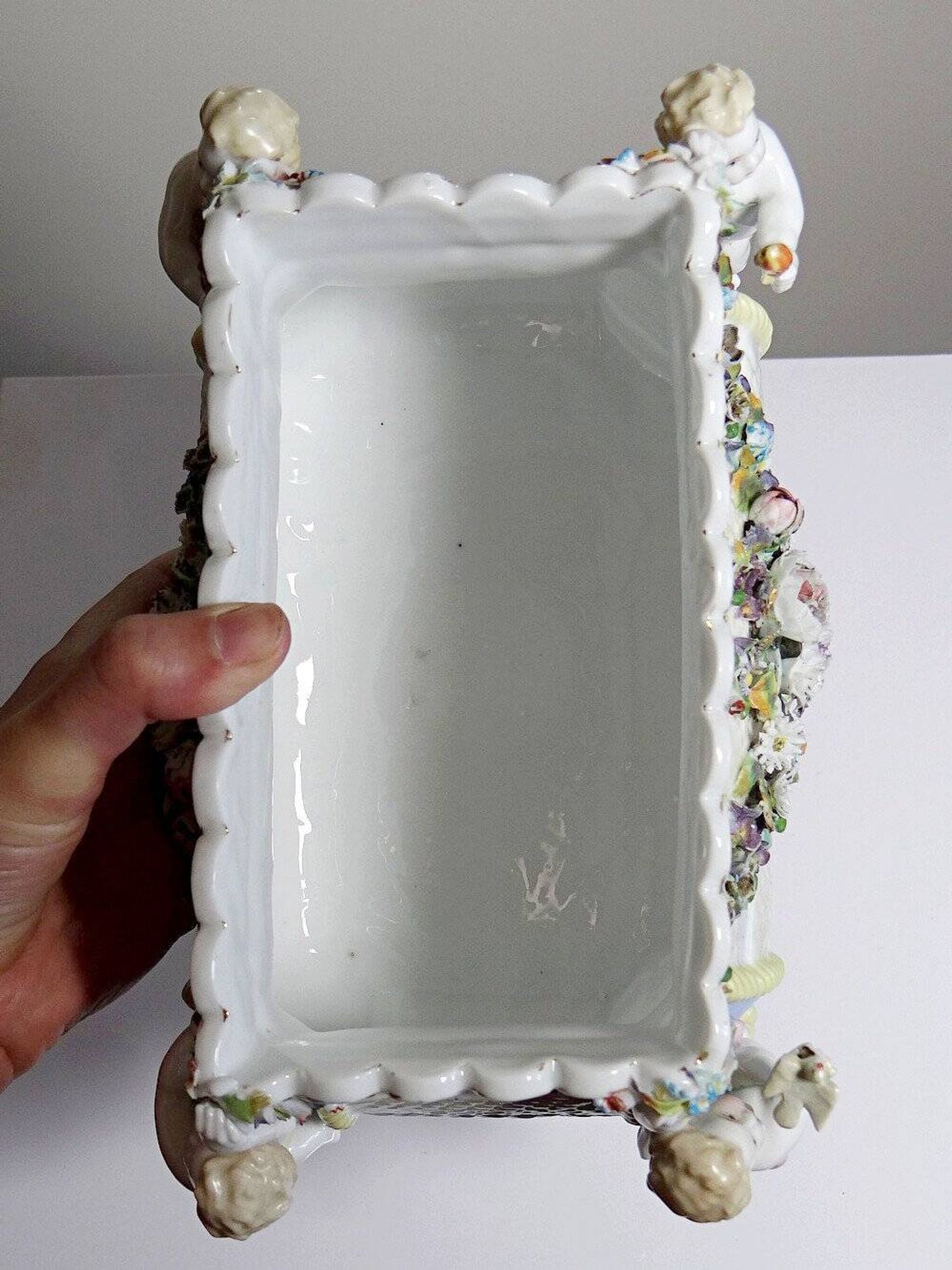 Small porcelain planter in antique German Putti style Meissen from the 19th century.