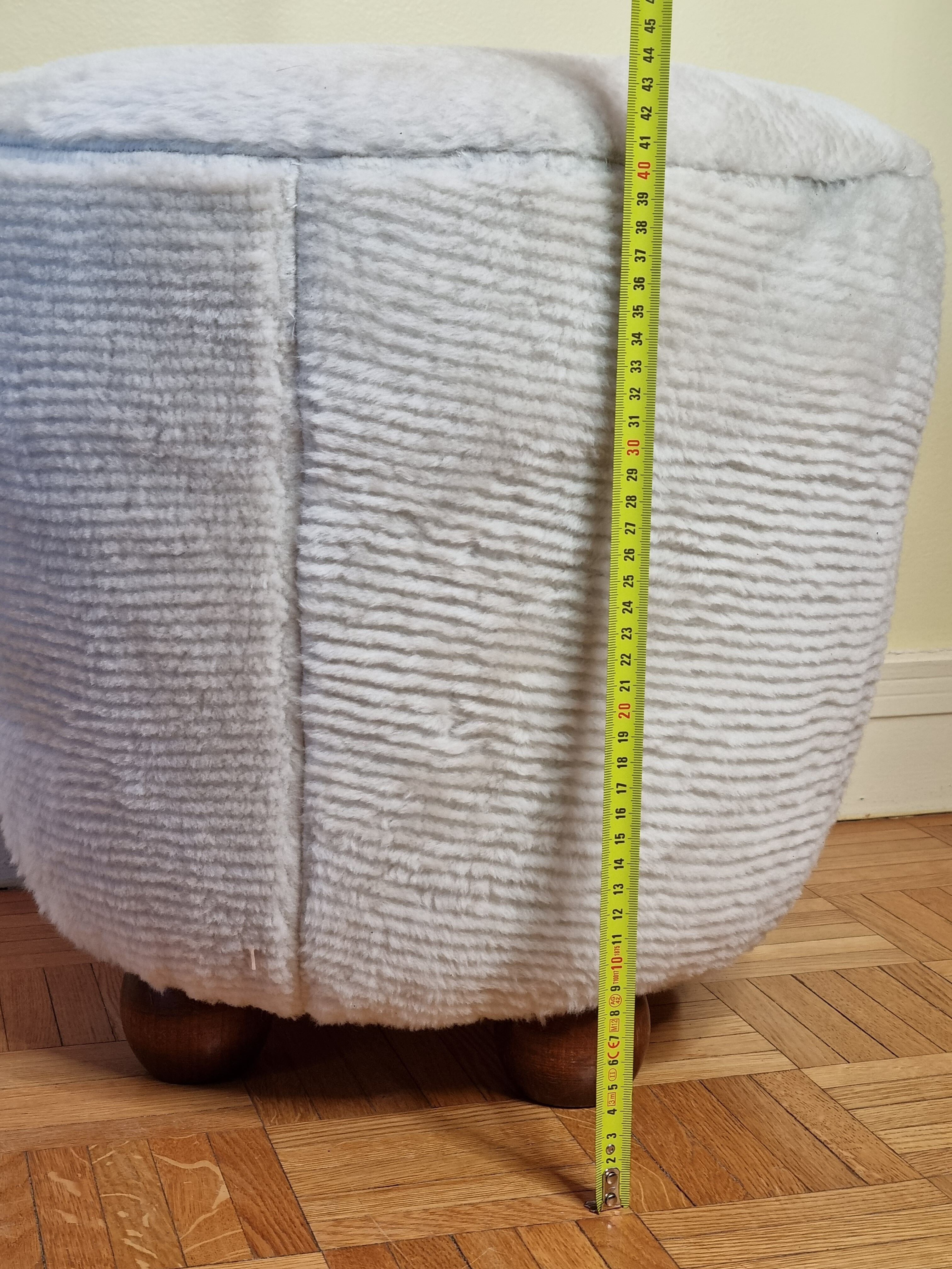 Round pouf in textured sheepskin, 44 cm