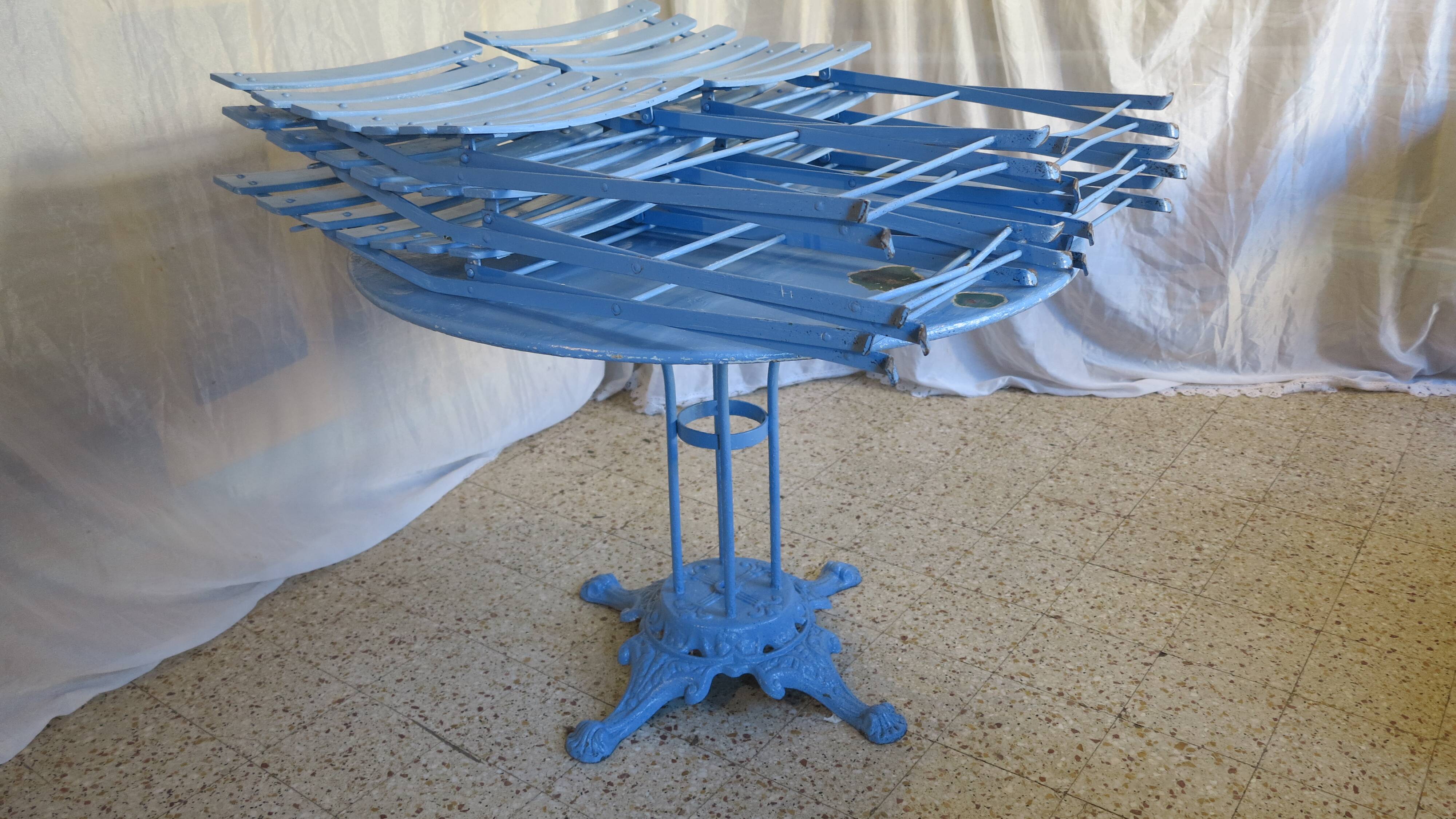 blue garden furniture "The earth is flat"