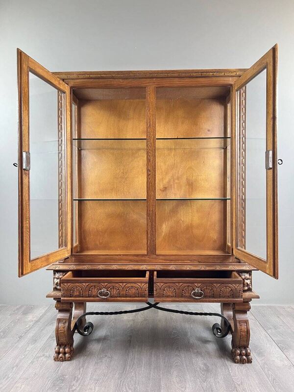 Vitrine en chêne sculpté, style Néo-Renaissance, XXe siècle
