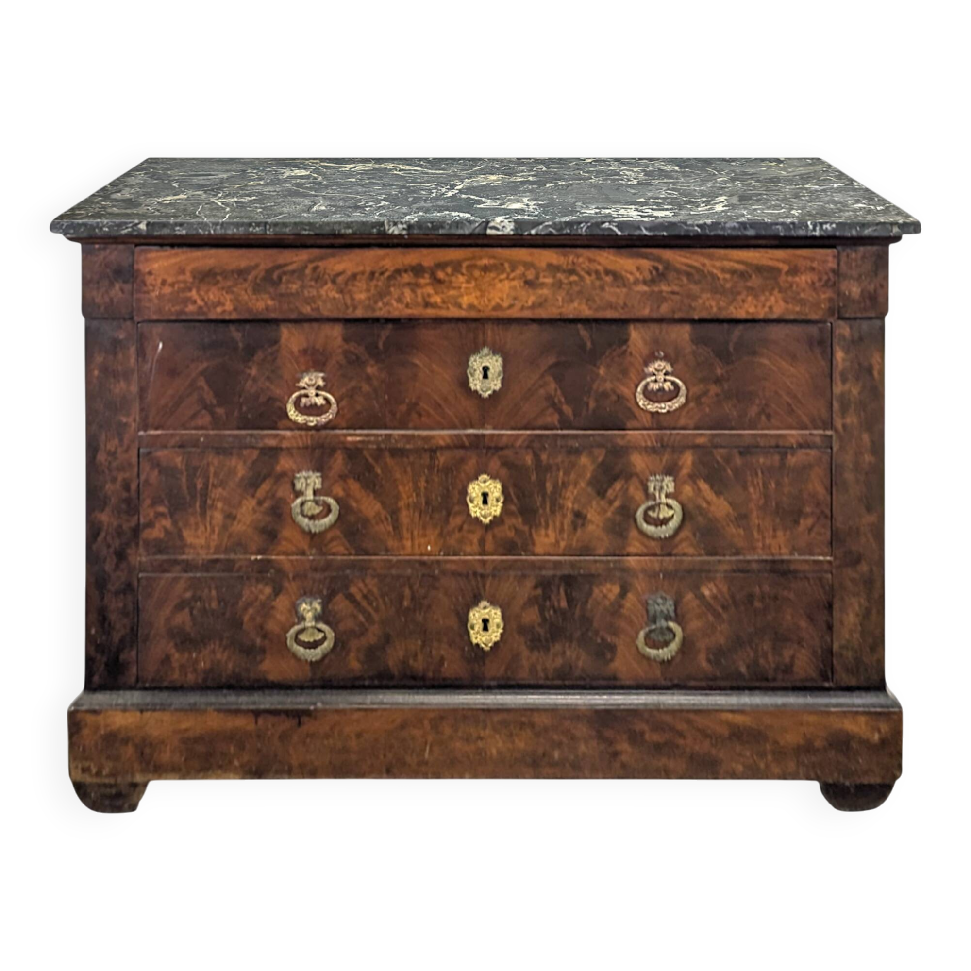 Restoration period chest of drawers with bronze ornaments