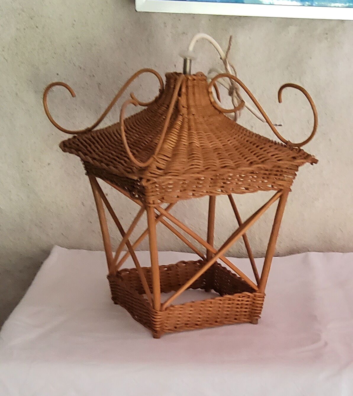 Wicker lantern suspension