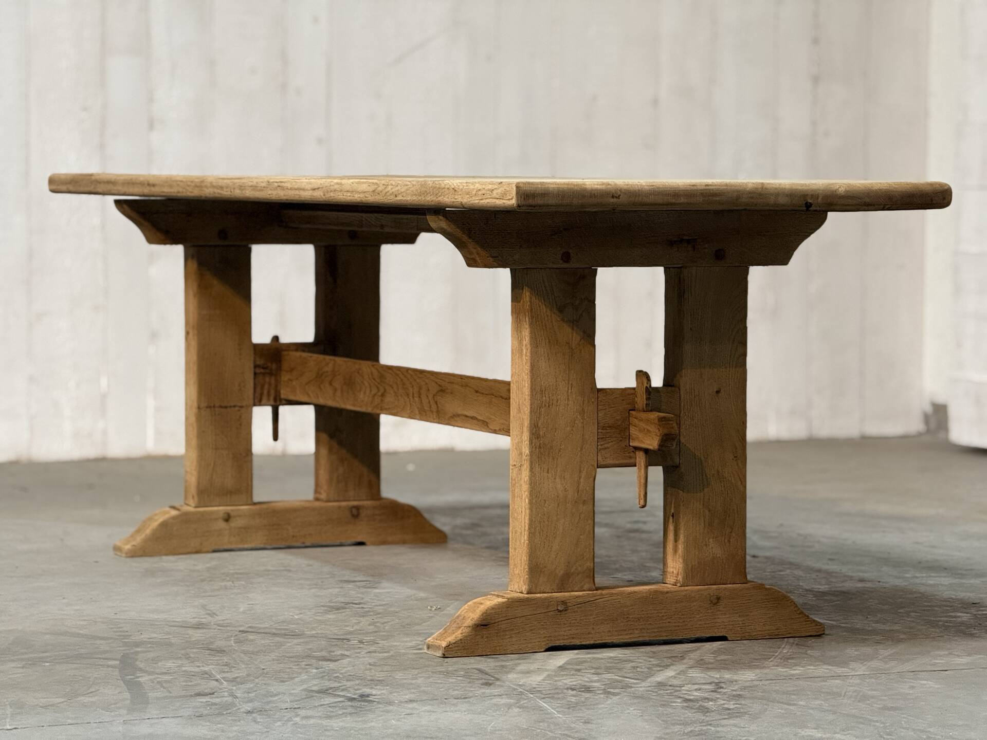 Table de style monastère