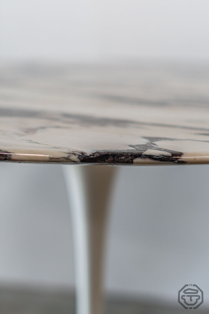 Eero Saarinen's Knoll tulip table