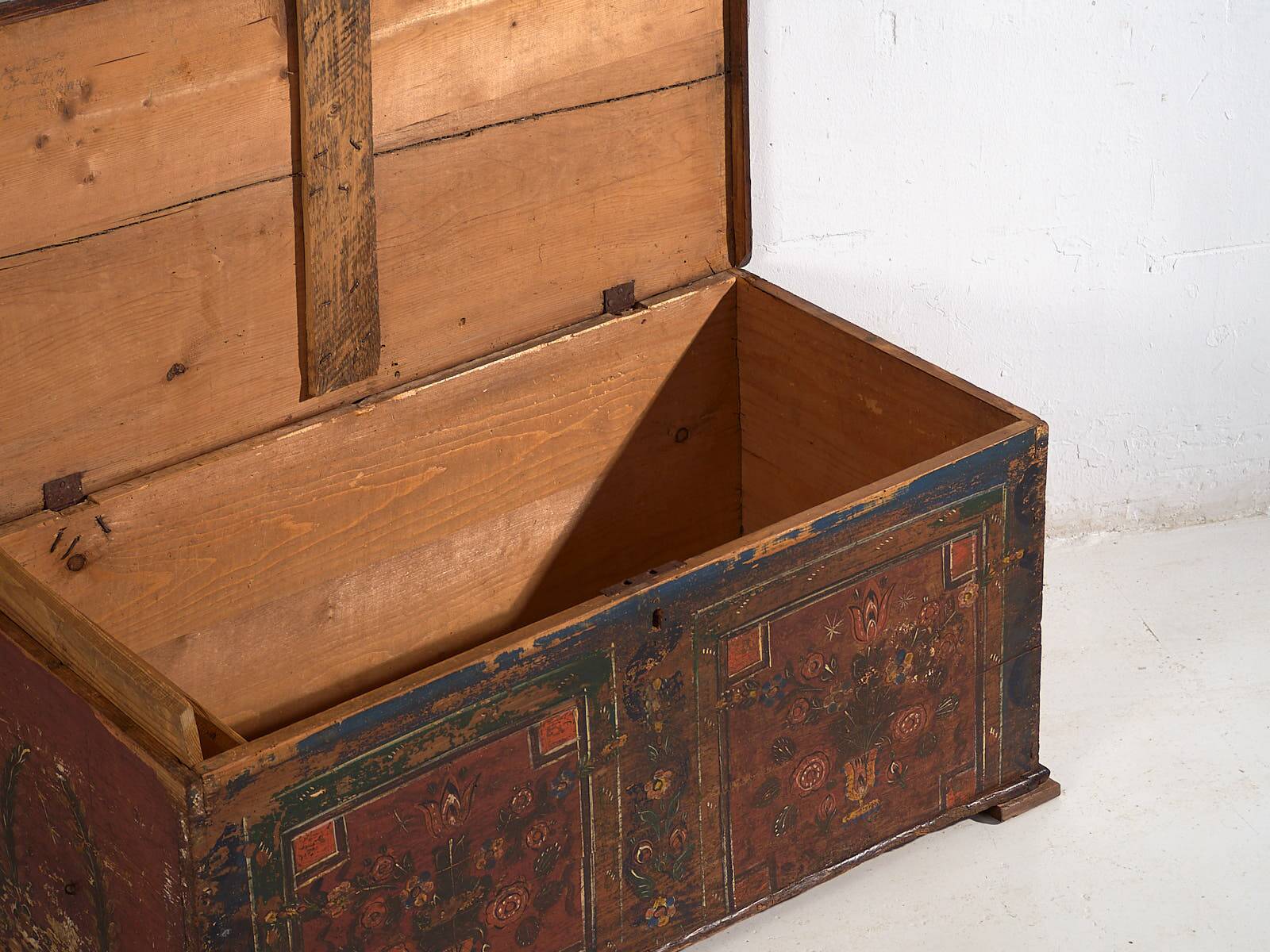 Malle ancienne à motifs floraux (c.1920)