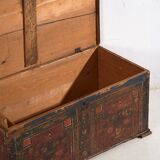 Malle ancienne à motifs floraux (c.1920)