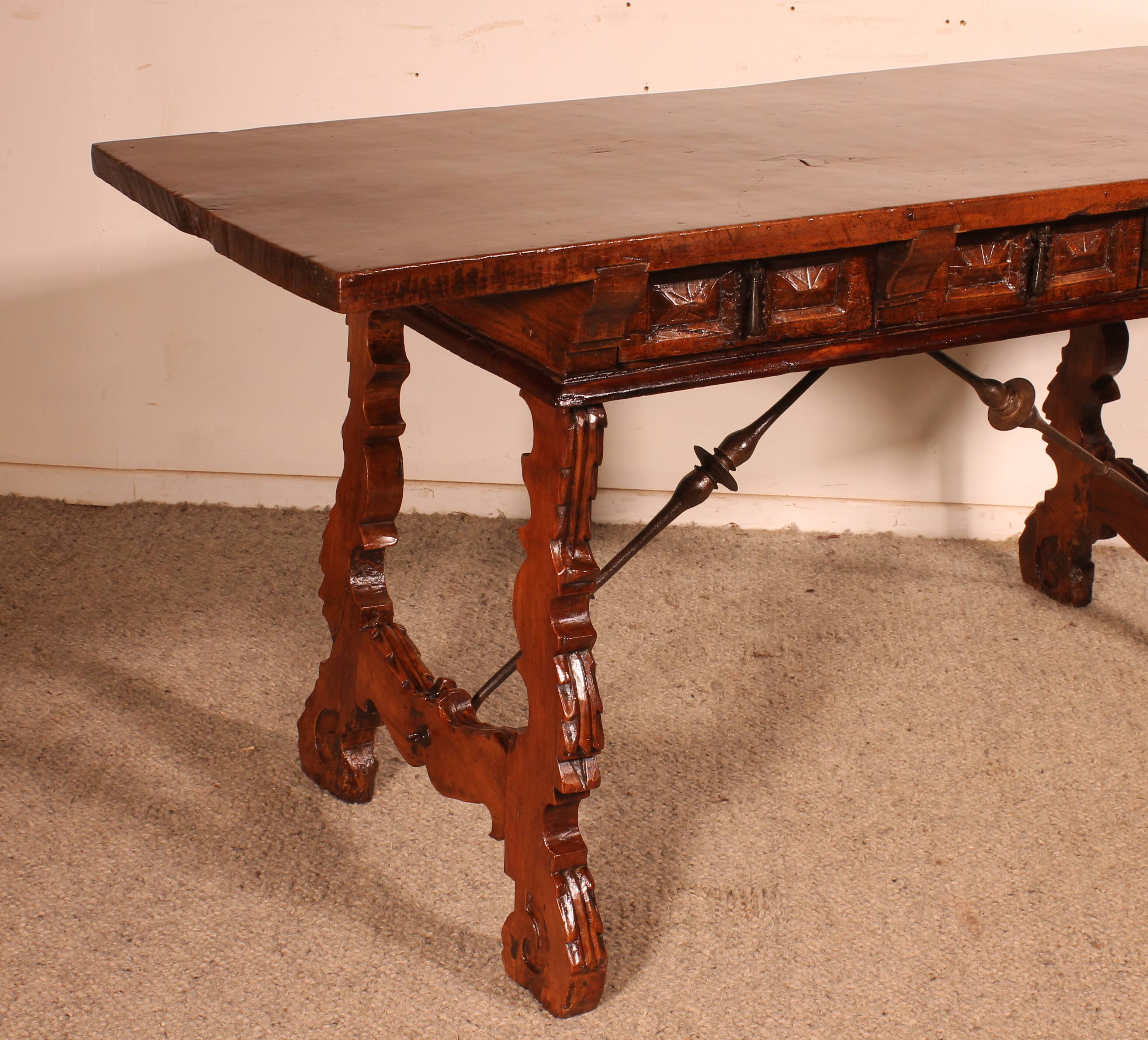 Spanish walnut console - 17th century