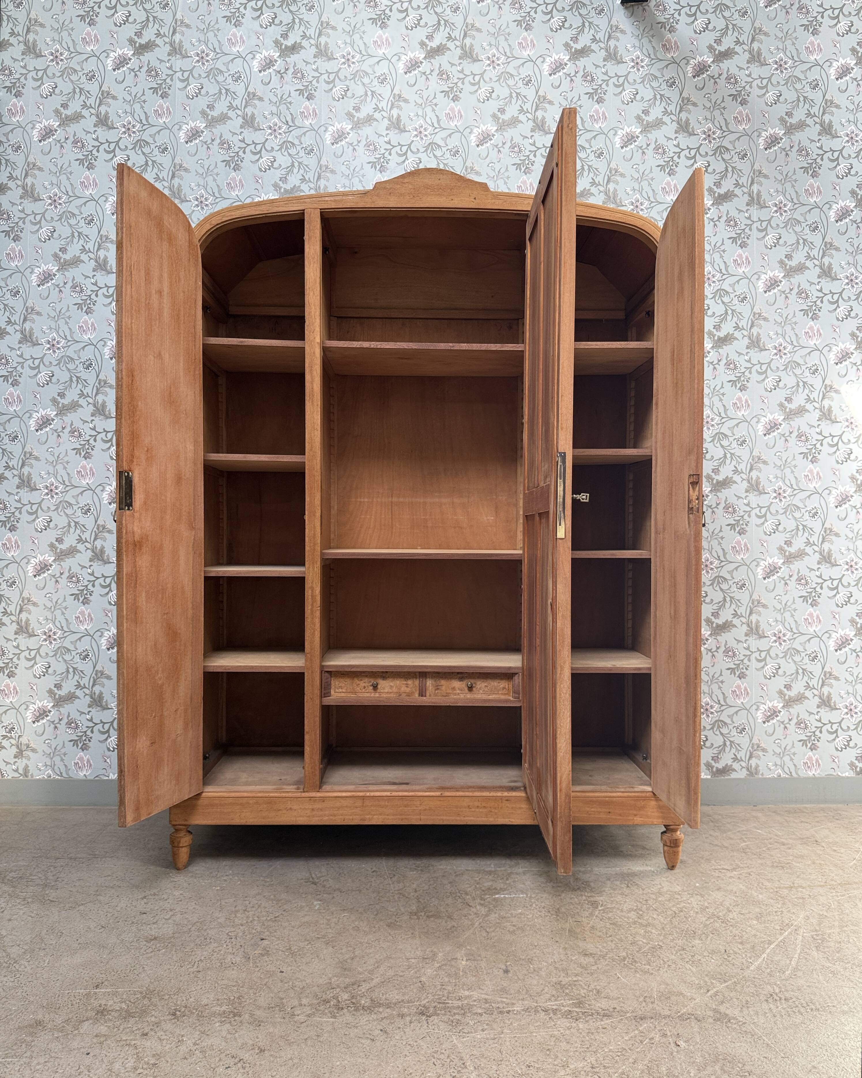 Armoire Art Déco en érable moucheté, rénovée
