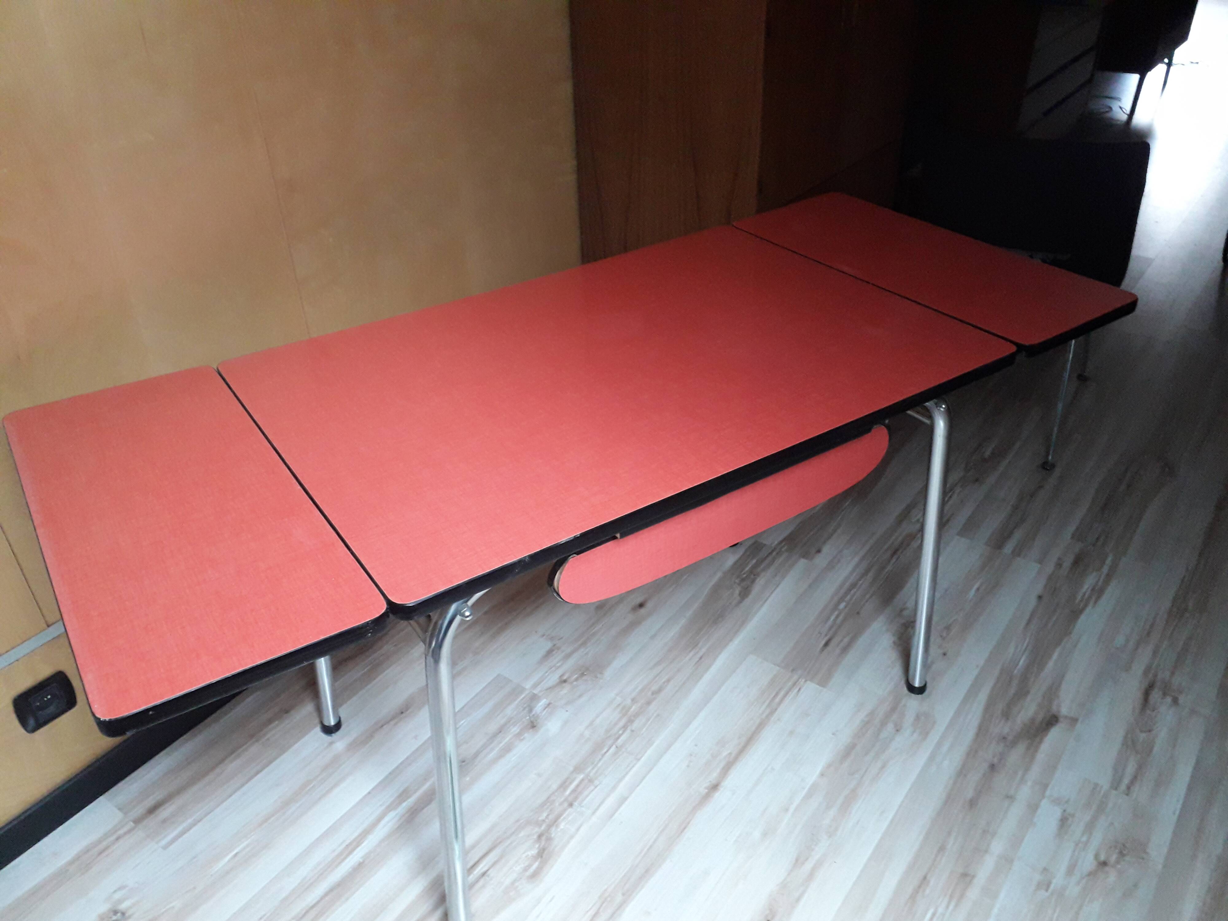 Table en formica rouge vintage