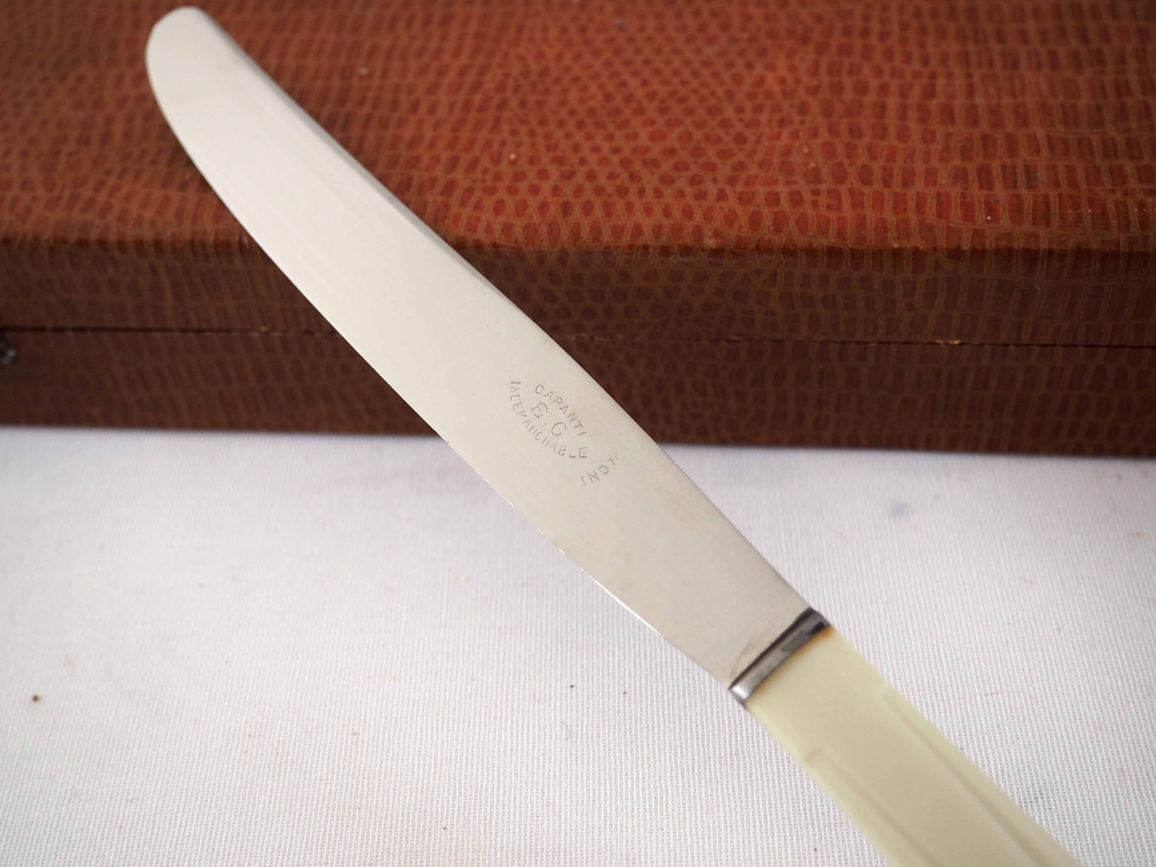 Set of 12 Bakelite knives