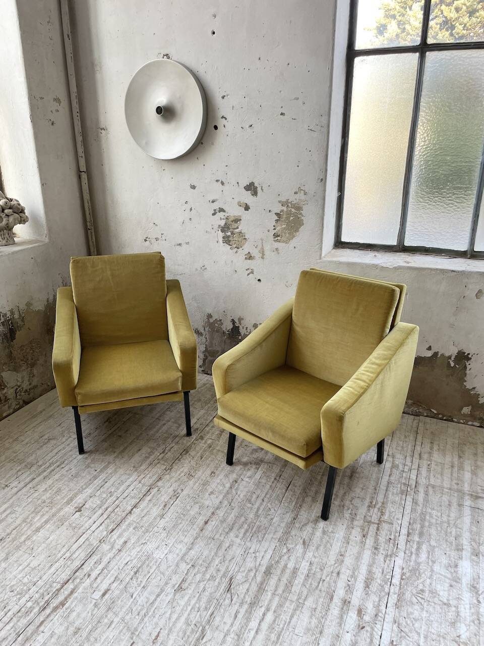 Paire de chauffeuses fauteuils vintage velours jaune