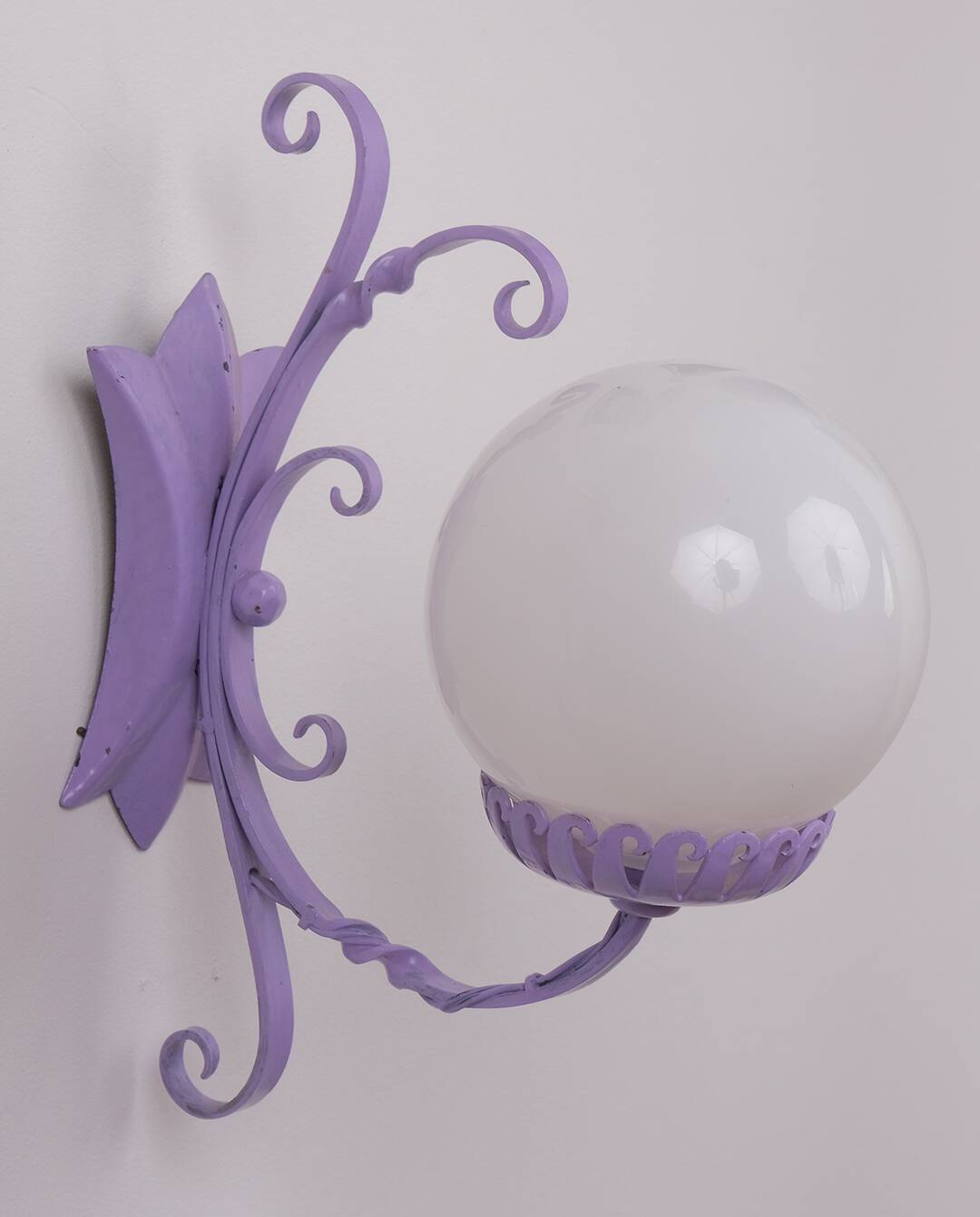 Appliques en fer forgé et sphères en verre x2