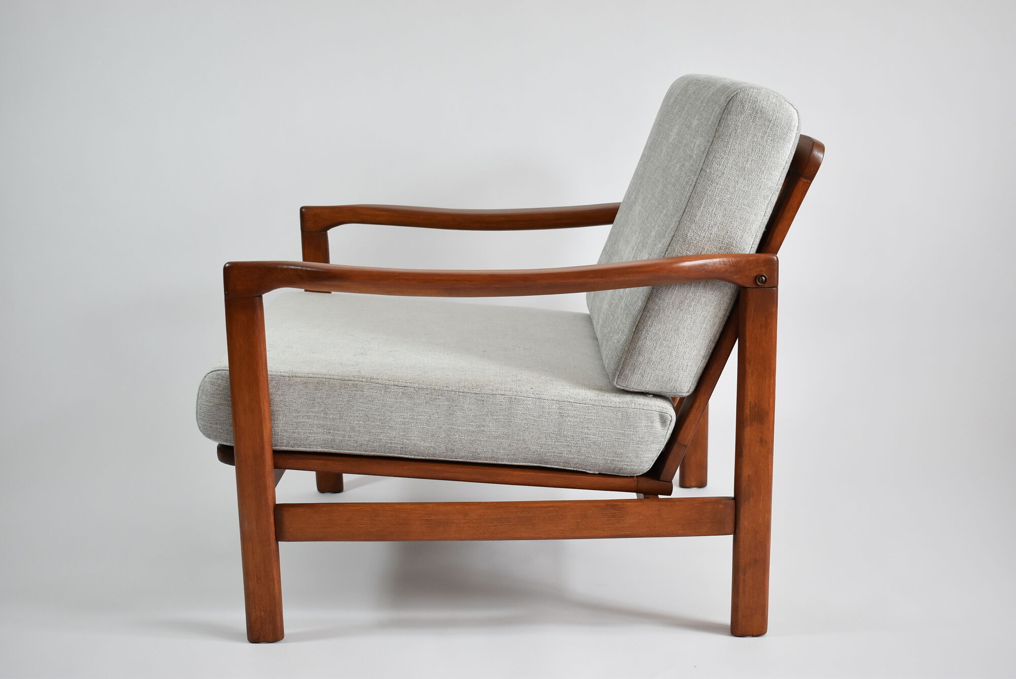 Fauteuil scandinave original des années 60, designer Z. Baczyk, couleur grise délicate, bois de teck