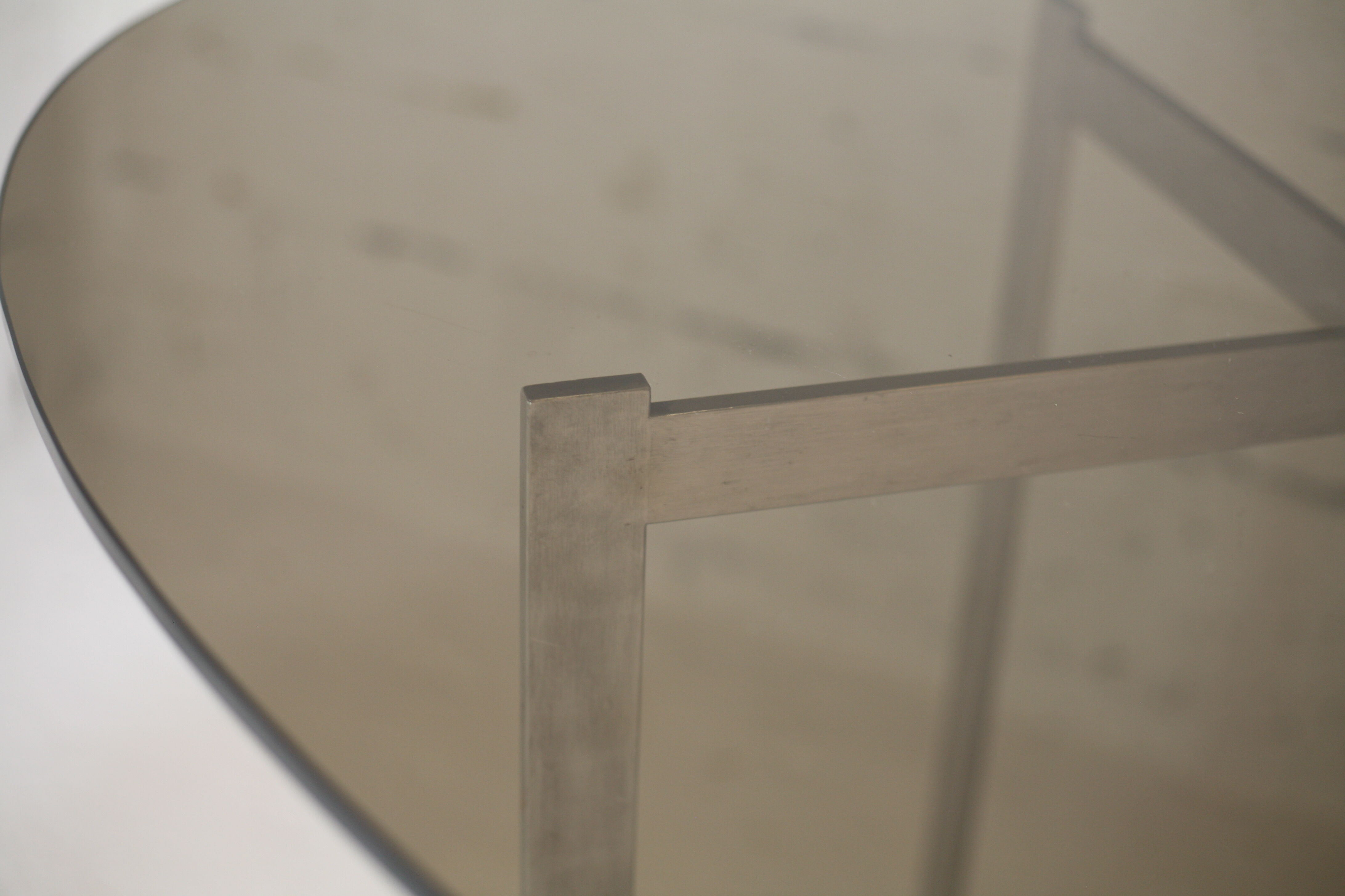 Table de Paul Legard, édition DOM, aluminium brossé et dalle elliptique de verre fumé, France, circa