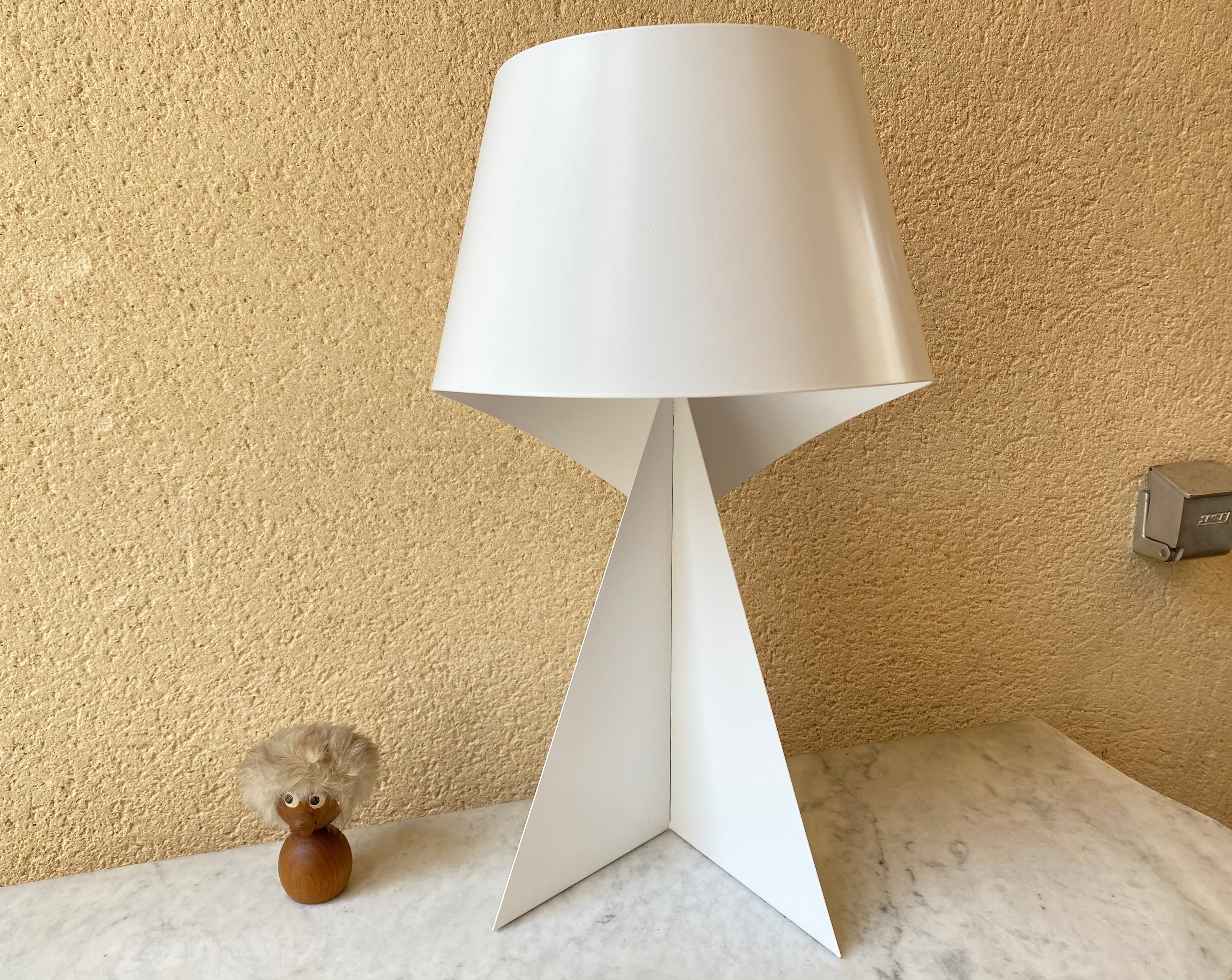 Ribbon lamp design Claire Norcross white laqué steel