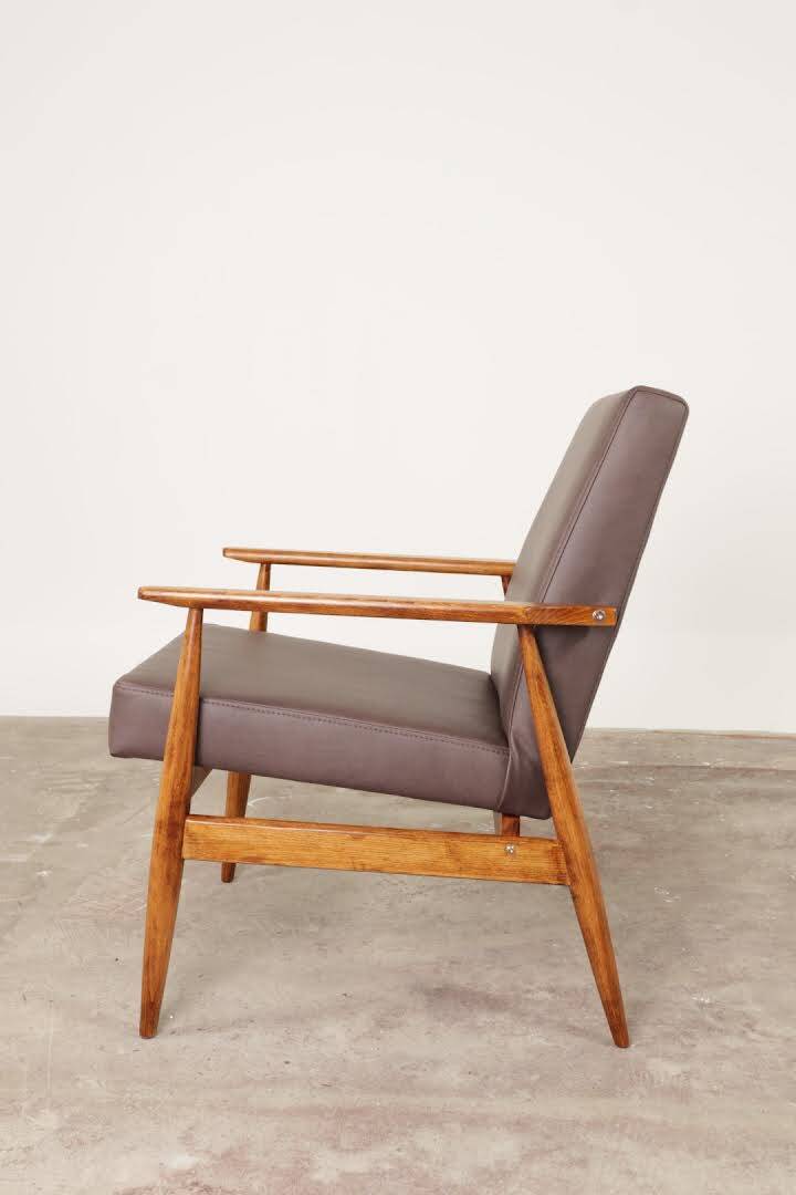 Fauteuil lounge scandinave en cuir végétal taupe foncé, design classique, couleur noyer