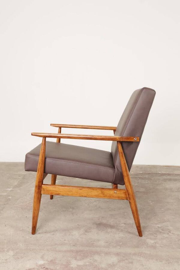 Fauteuil lounge scandinave en cuir végétal taupe foncé, design classique, couleur noyer.