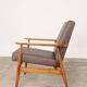 Fauteuil lounge scandinave en cuir végétal taupe foncé, design classique, couleur noyer.