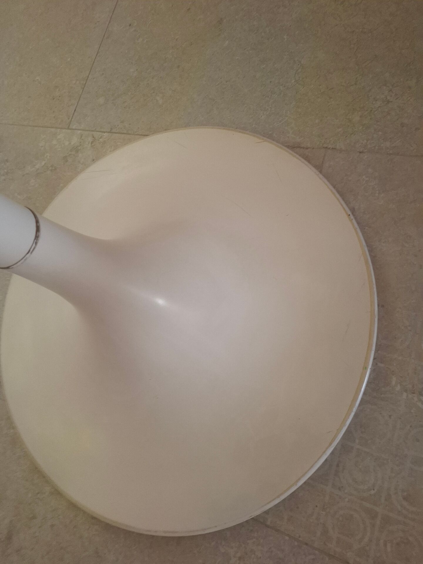 Tulip leg round table