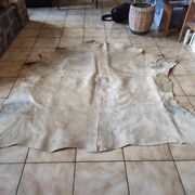 Carpet descent of vintage bed in cowhide 164x176 cm with white hair