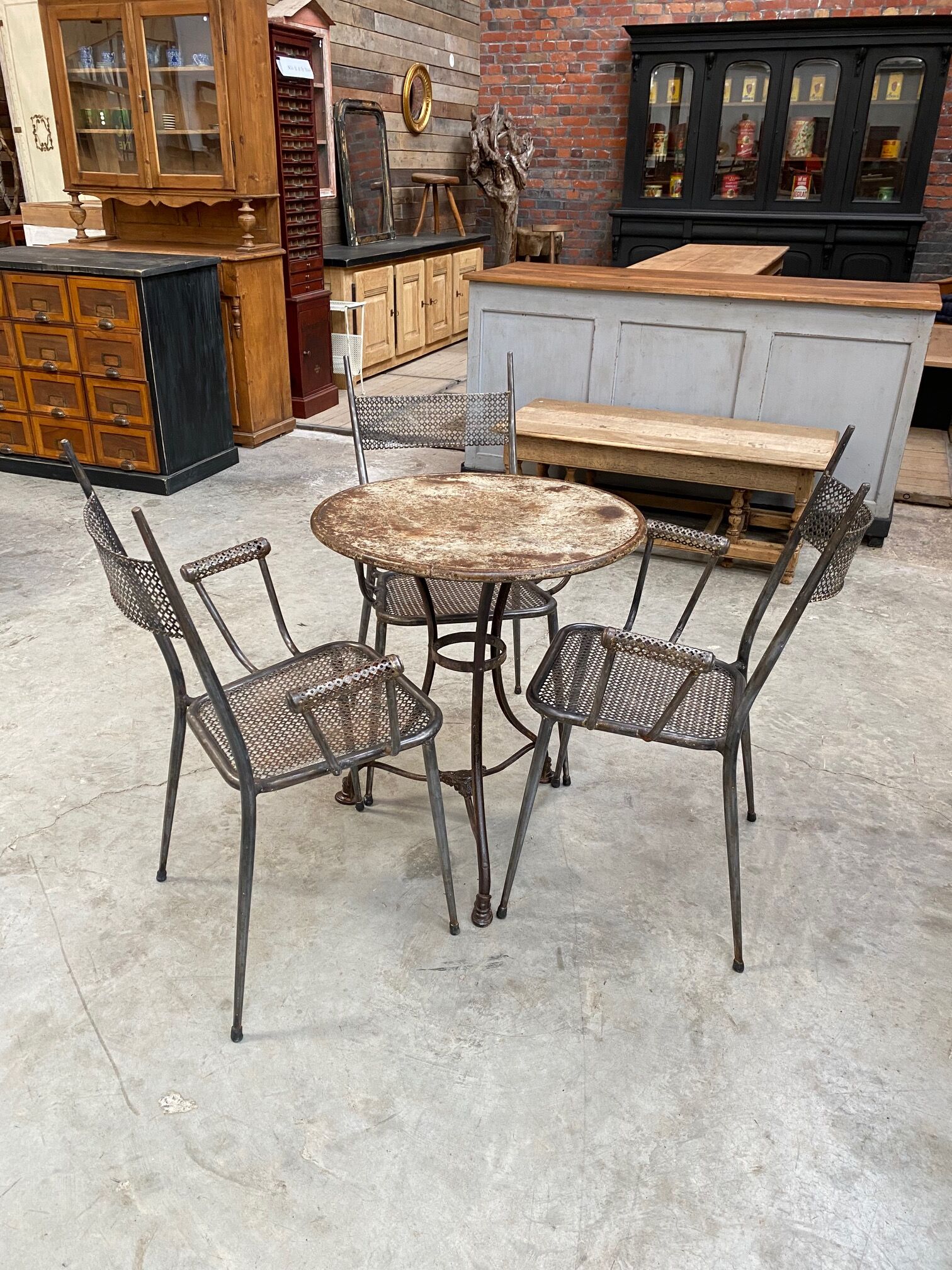 Old pedestal table Saint Sauveur Arras