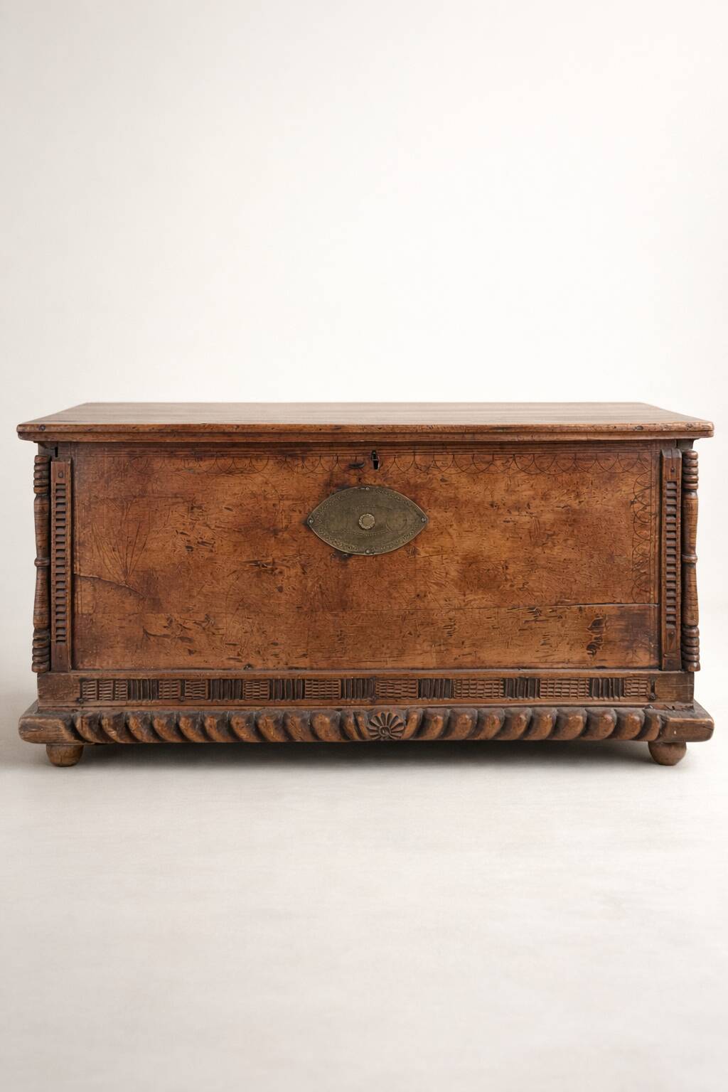 Coffre ancien en bois sculpté