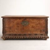 Coffre ancien en bois sculpté