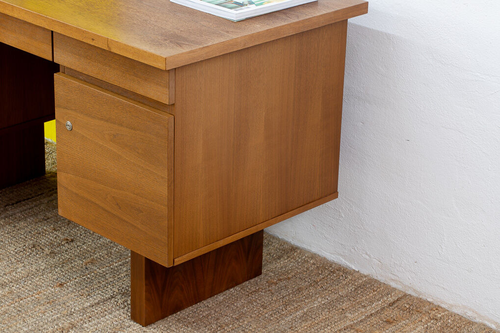 Vintage Scandinavian Office – 135 cm