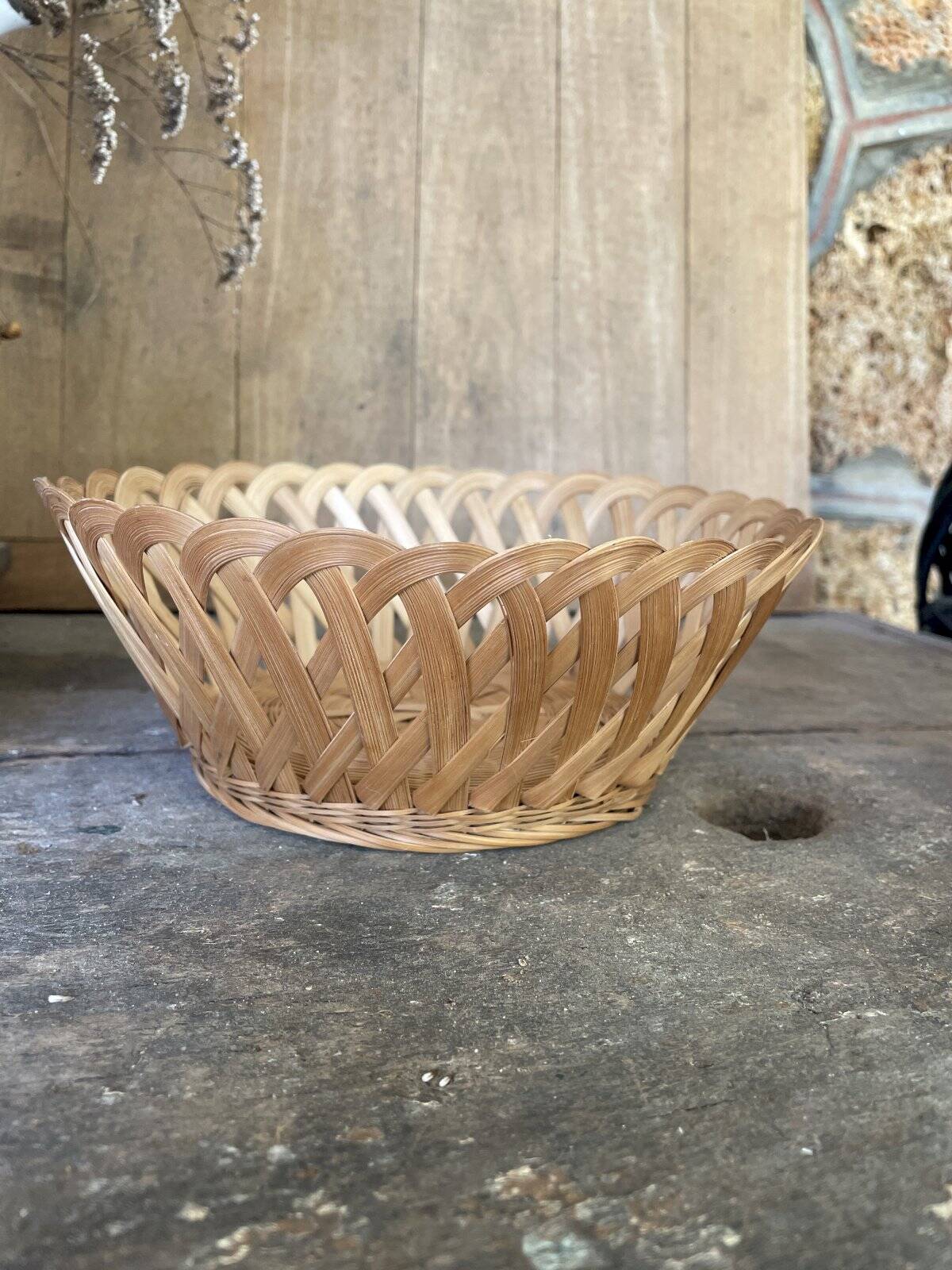 Natural fine wicker basket with a diameter of 20 cm.