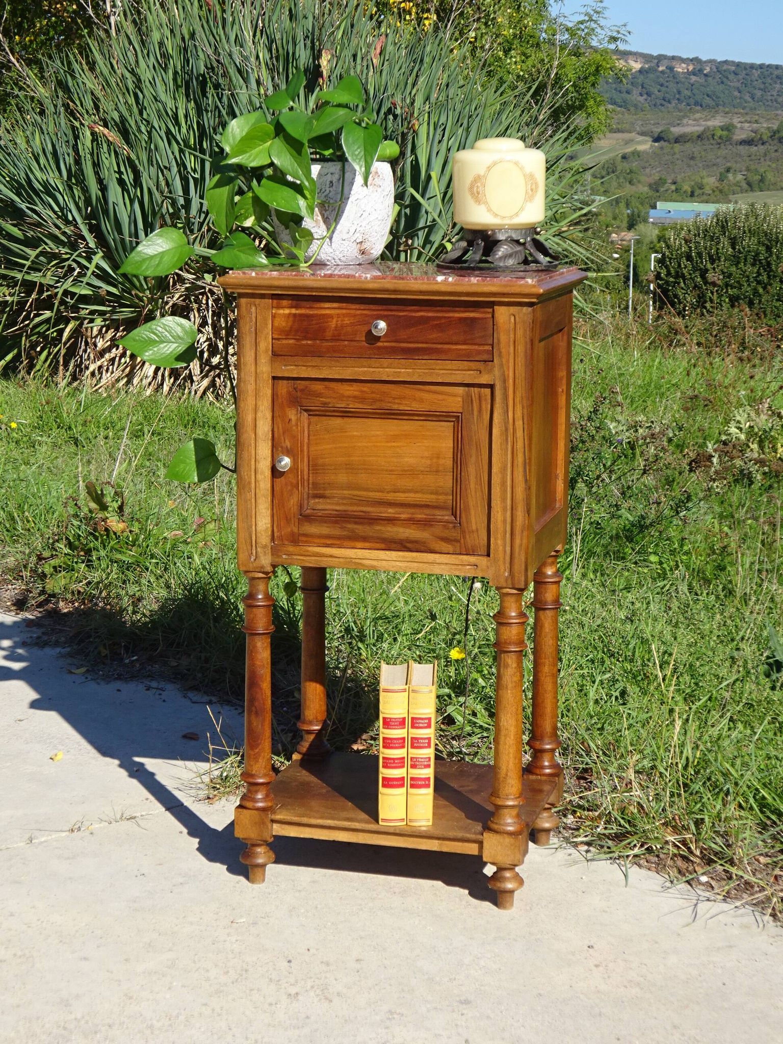 Meuble de chevet en noyer et marbre de style Louis XVI