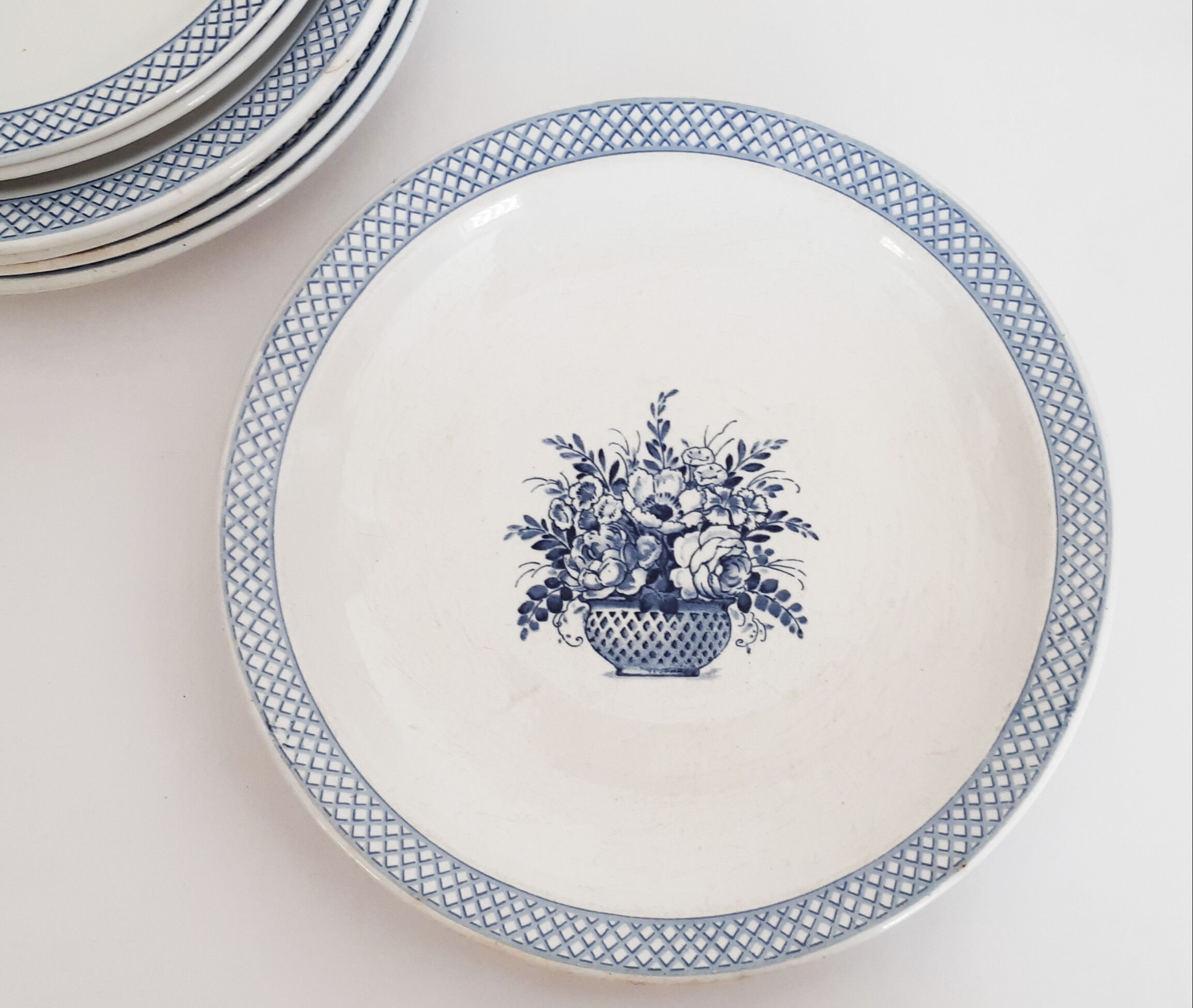 Sarreguemines earthenware plates, Old Delft model