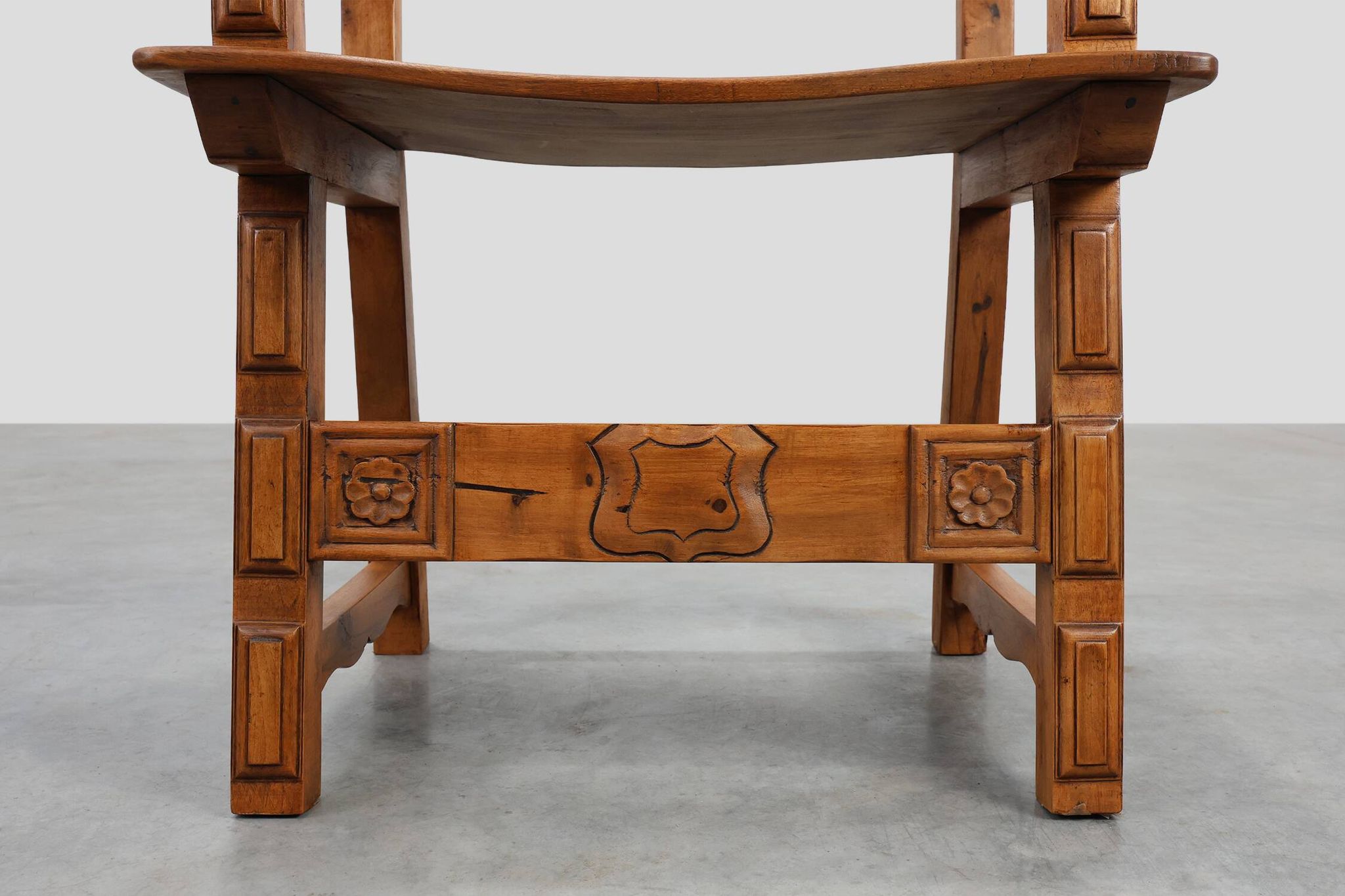 Chaise latérale ibérique en chêne sculpté rustique, Espagne vers 1900