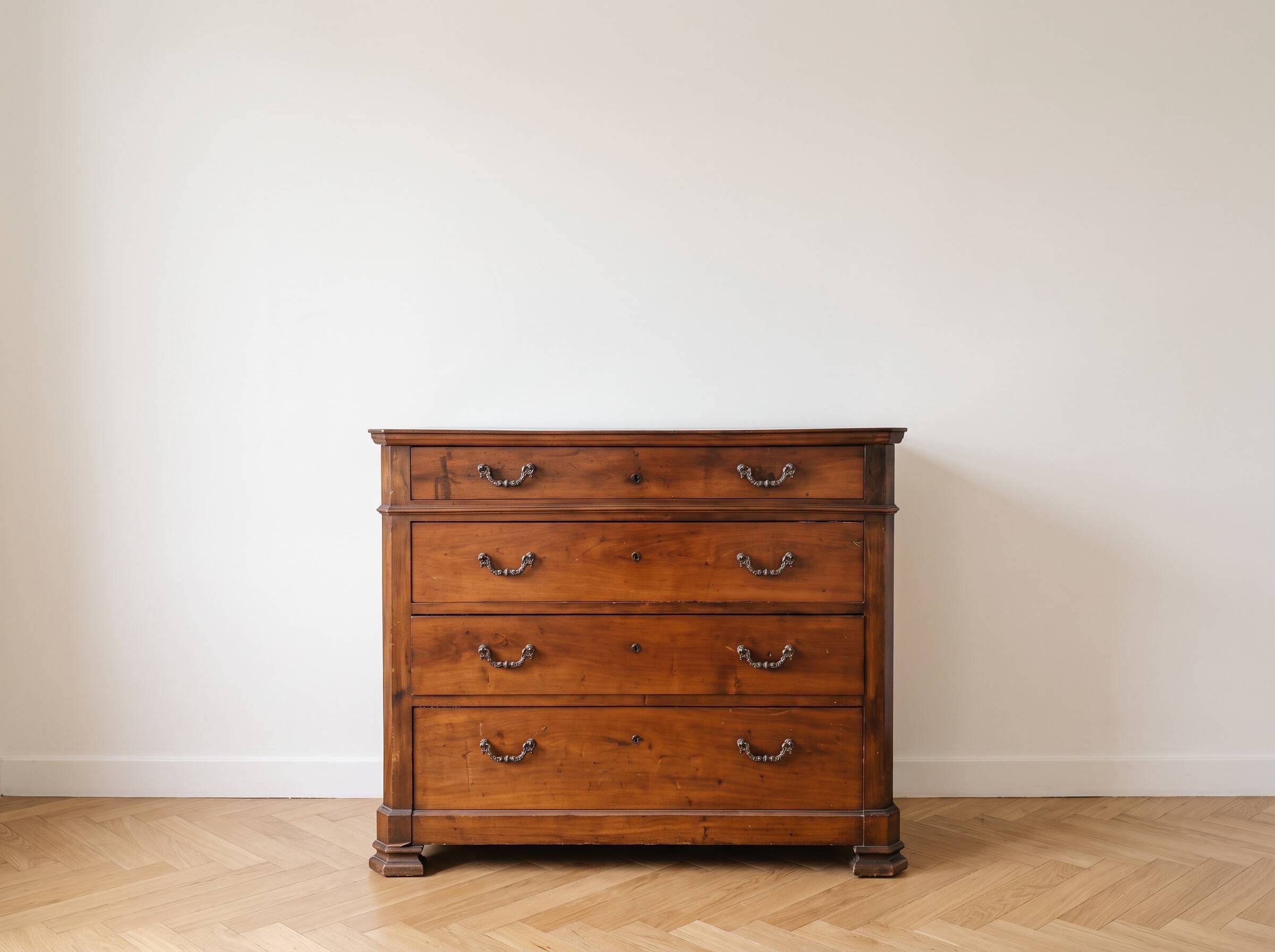 Antique solid wood chest of drawers with four drawers.