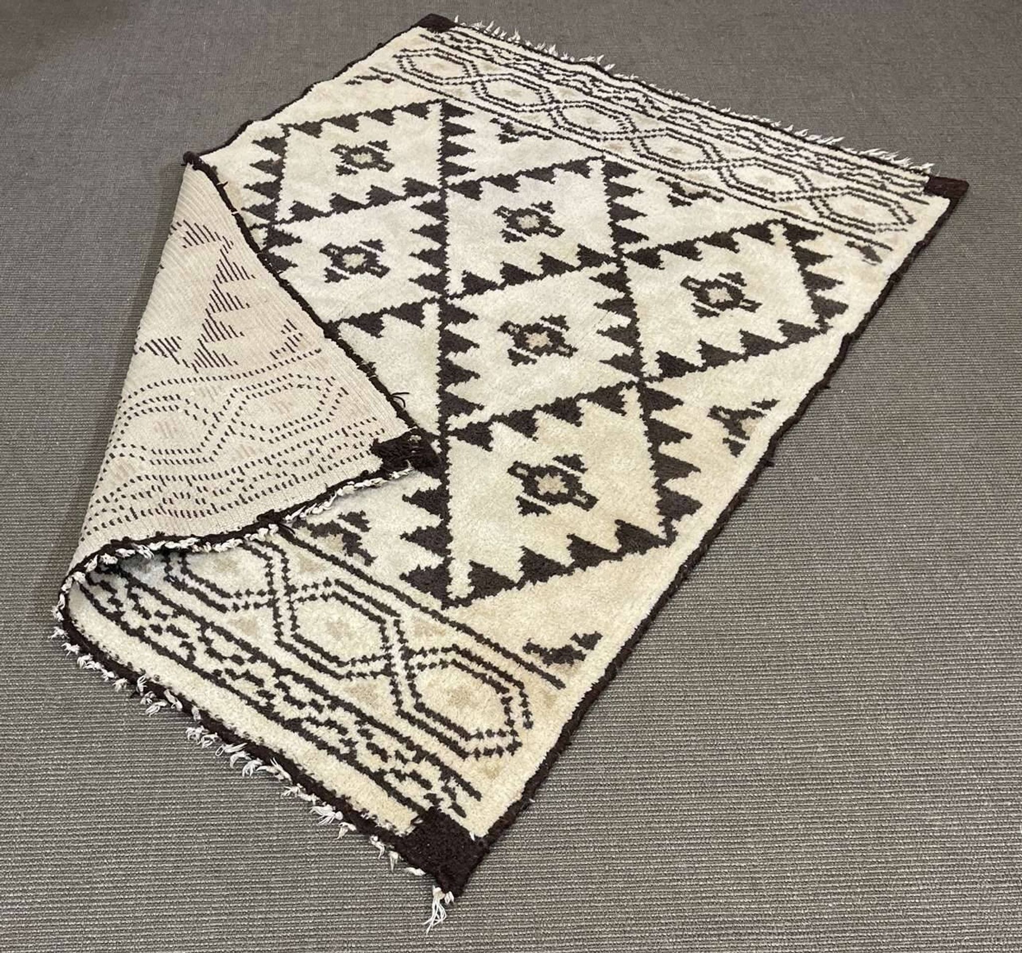 Handmade Moroccan wool rug - 1.70m x 1.20m.