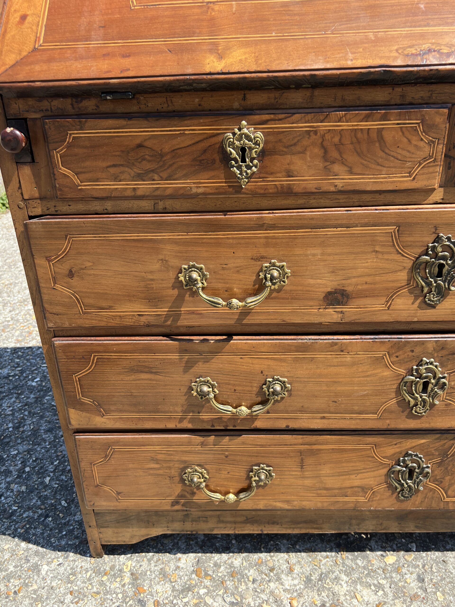Writing cabinet, masterpiece of marquetry in solid cherry wood, late 18th, early 19th century.