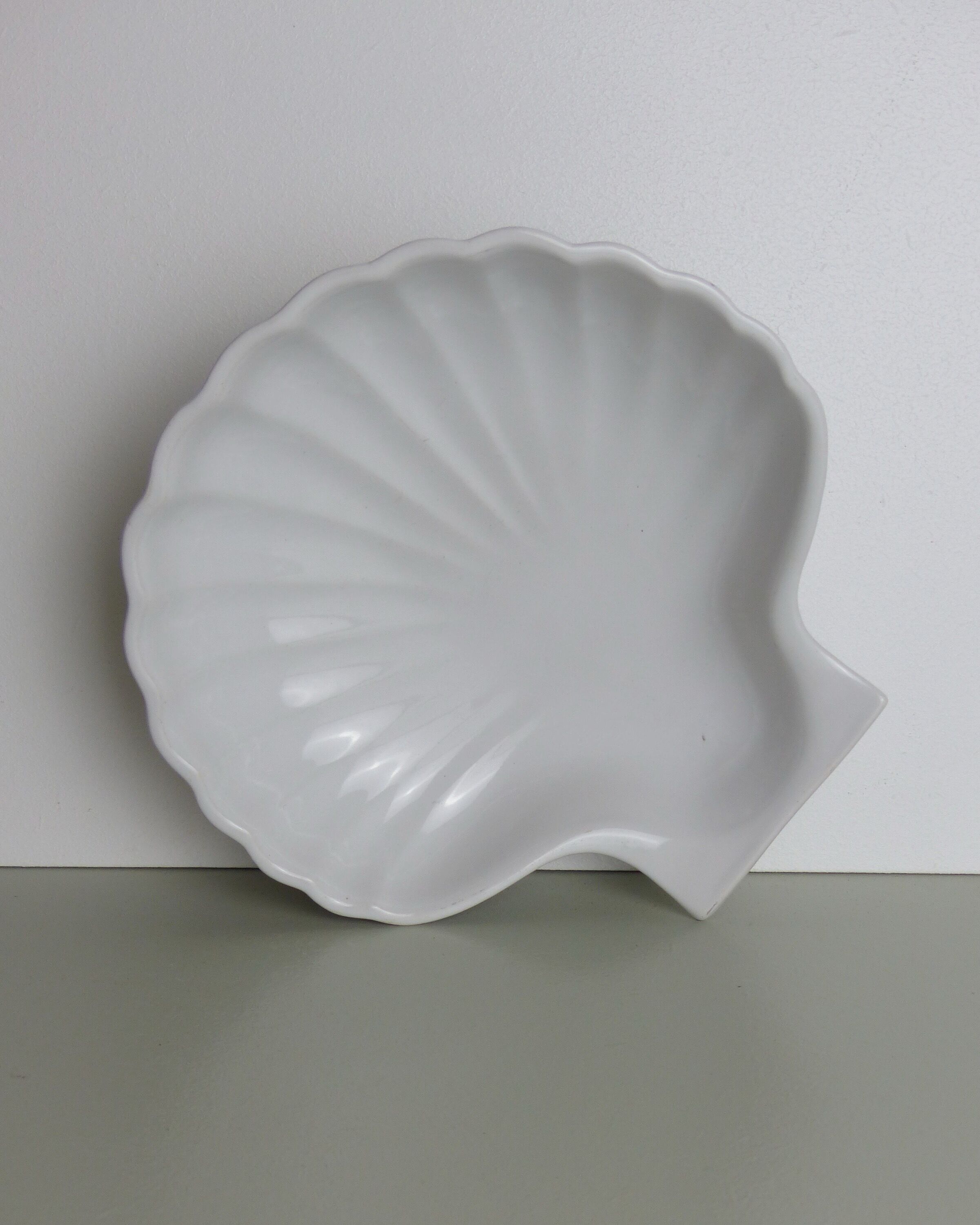 White ceramic shell pocket tray