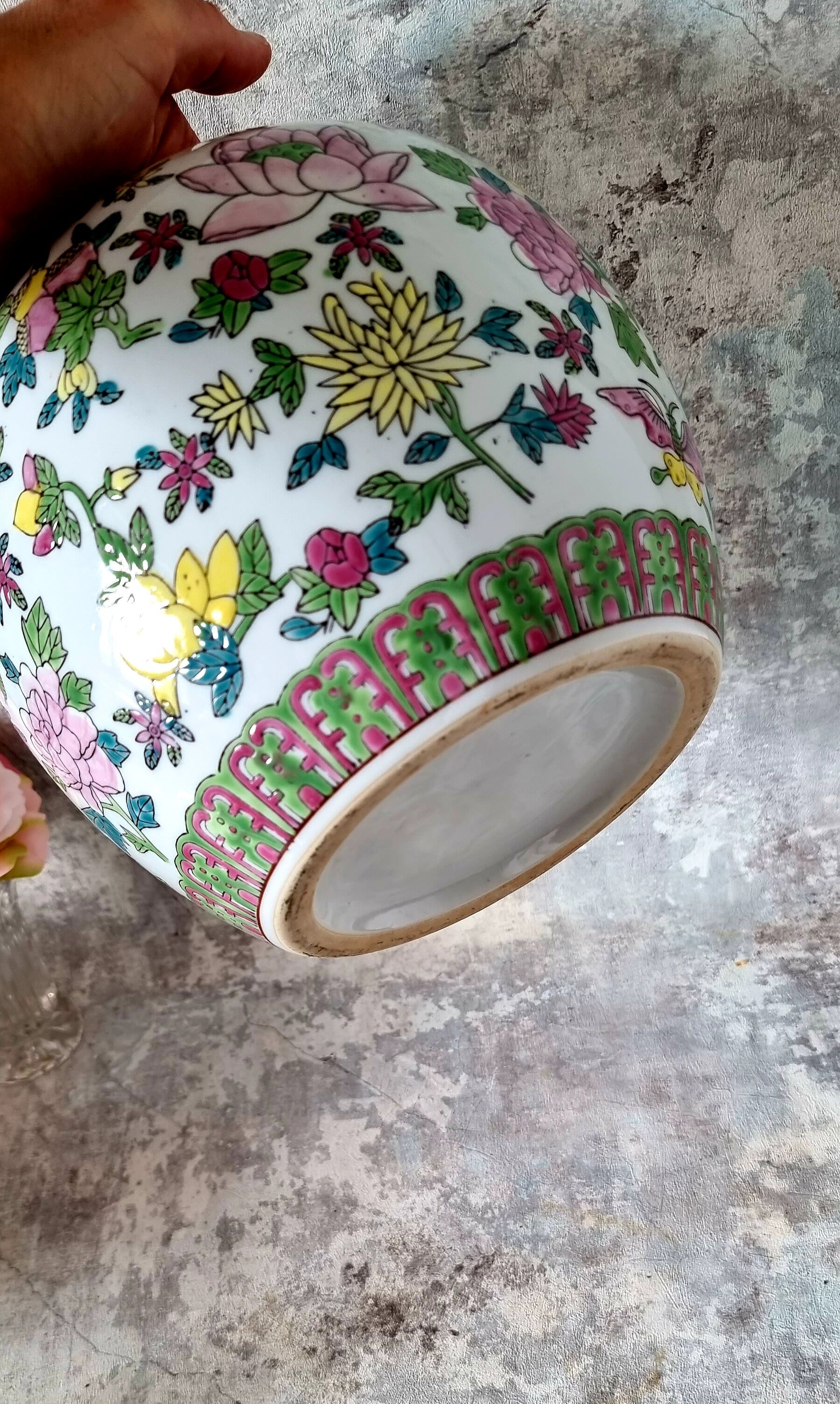 Vase en porcelaine de style chinois impeccable et multicolore