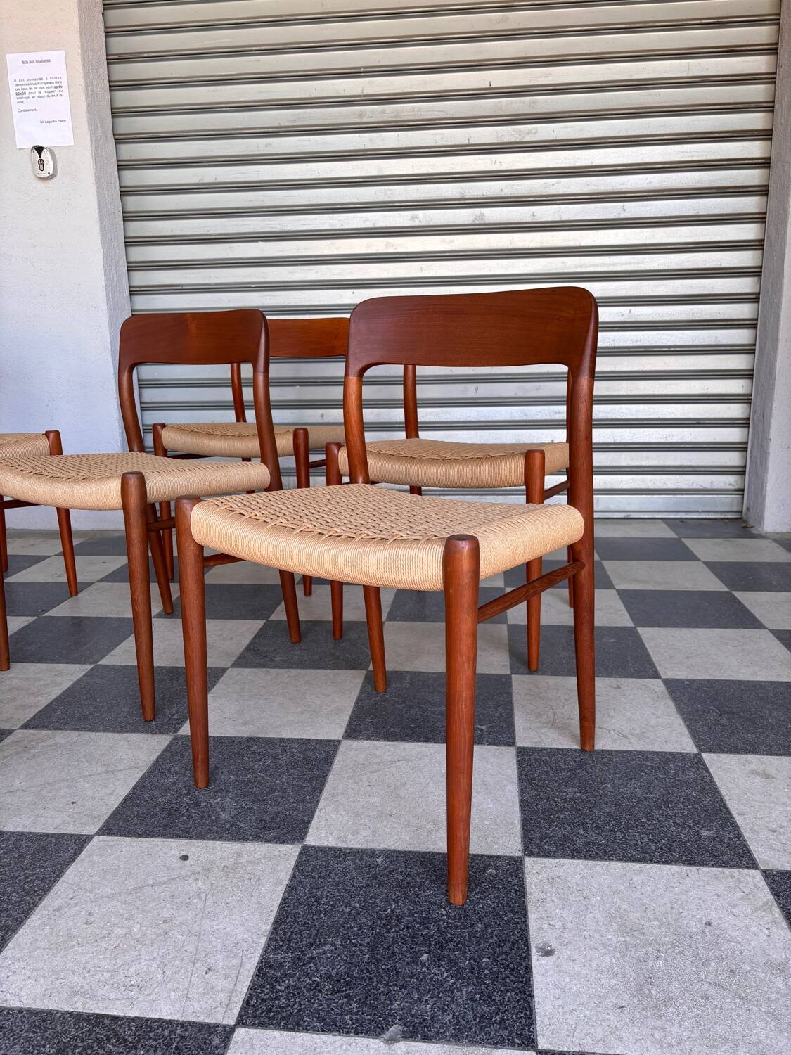 Série de 8 chaises Møller 75