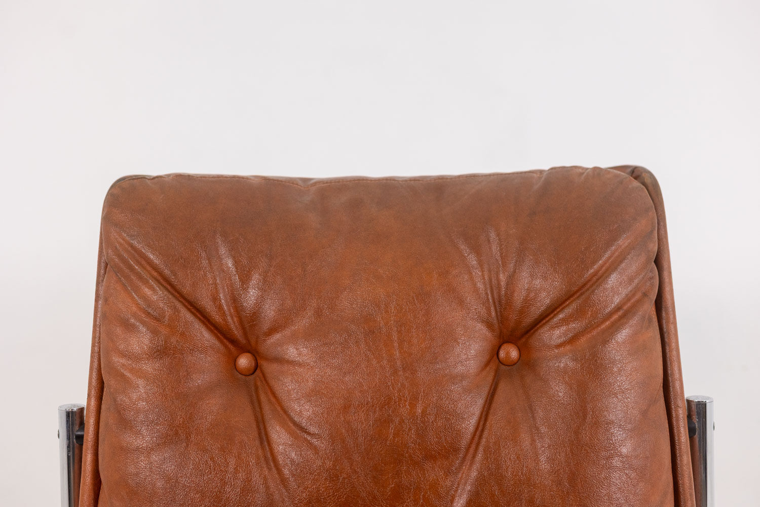 Série de 6 chaises en cuir et métal chromé, années 1970