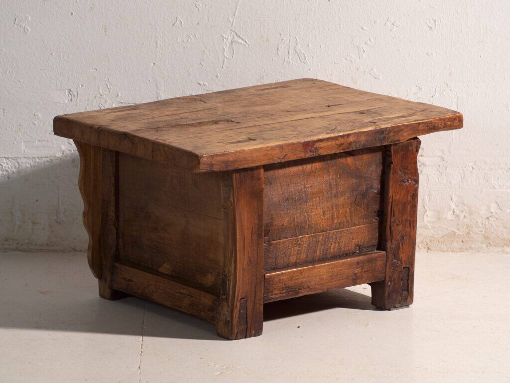 Table basse ancienne peinte en bois d’orme – Chine, vers 1900