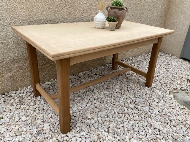 Stripped and extendable farm table