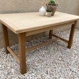 Stripped and extendable farm table