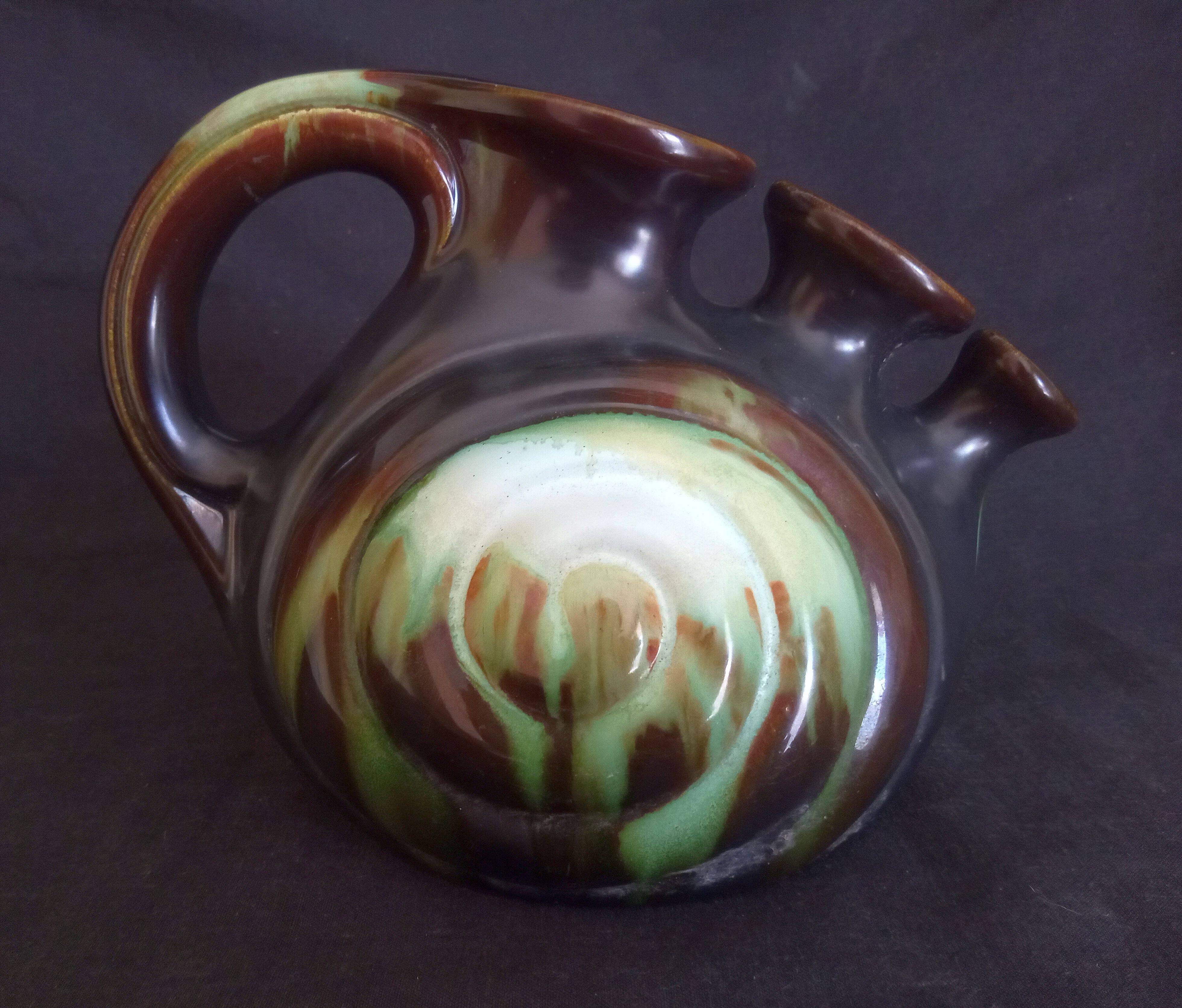 Vase with 3 flowers in the shape of a ceramic snail from Thulin (Belgium)