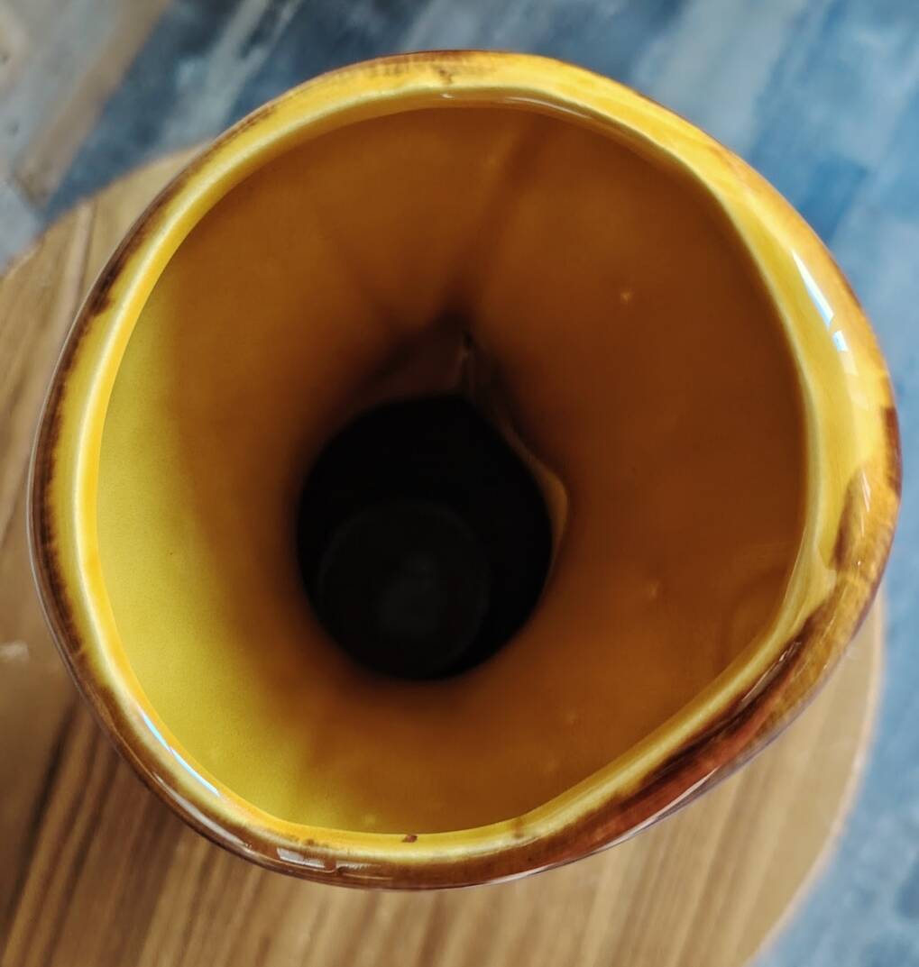 Flame-patterned ceramic jug – Aegitna Vallauris
