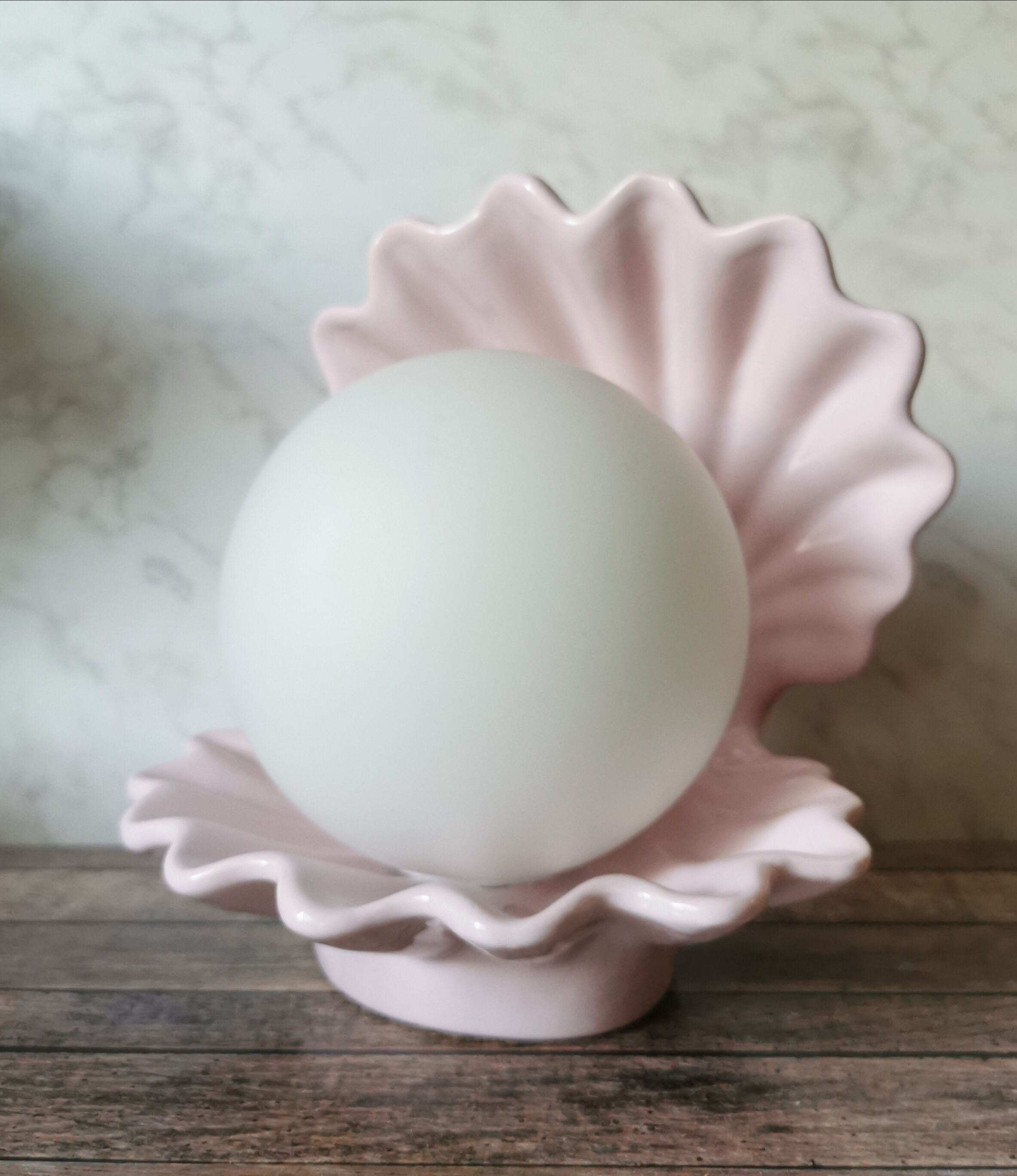 Opaline shell lamp