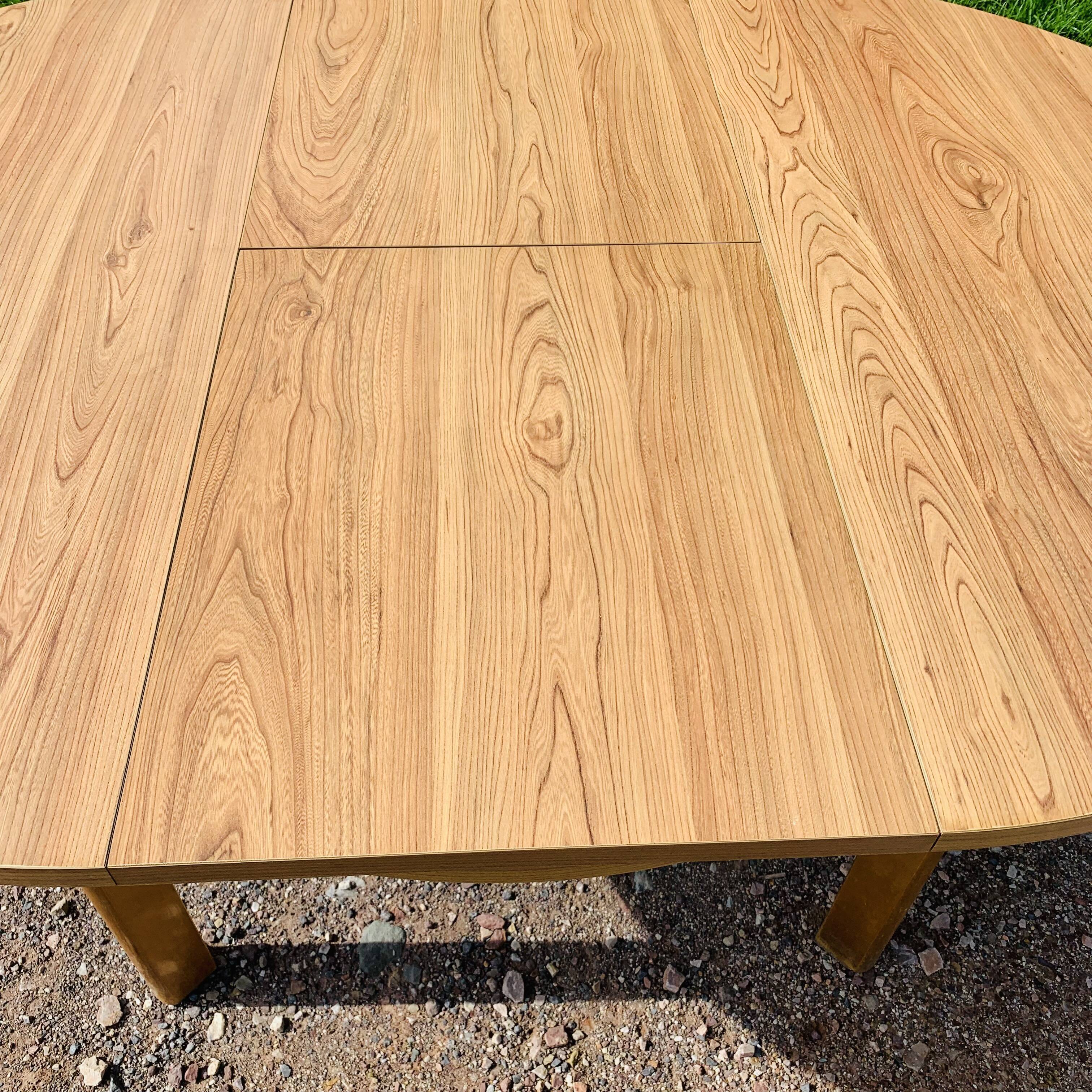 Expandable Roundtable